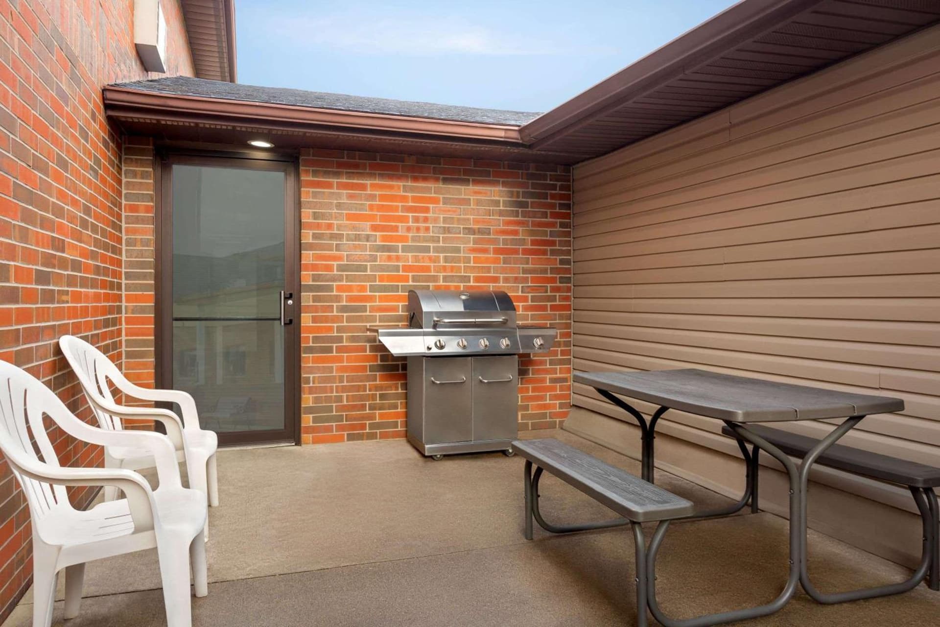 Howard Johnson by Wyndham Waterloo/Cedar Falls gallery photo in Waterloo, IA — image 13