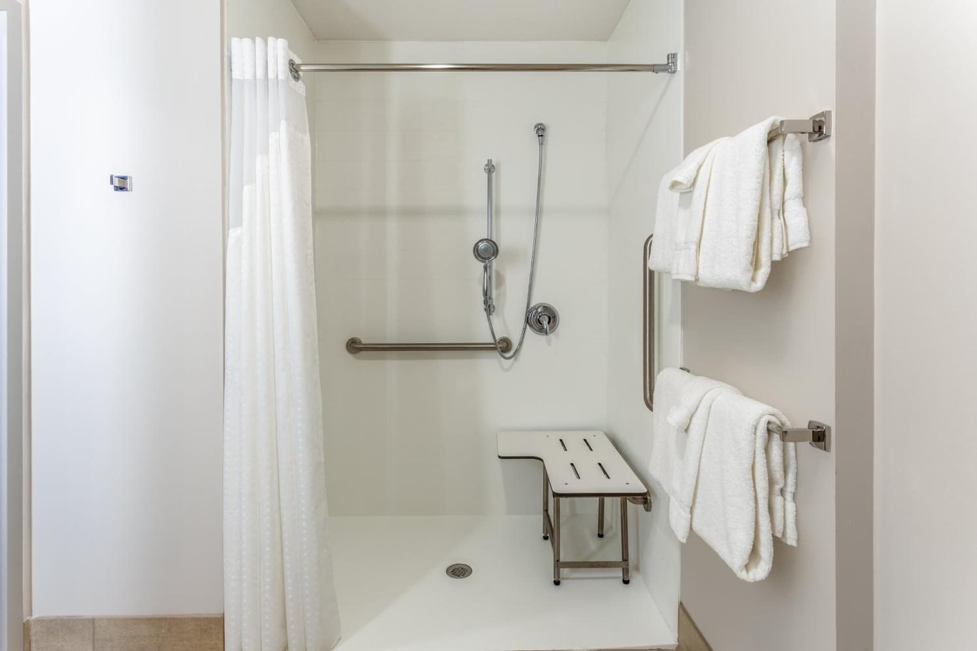 Holiday Inn Express & Suites - Springfield North by IHG gallery photo in Springfield, MO — image 8
