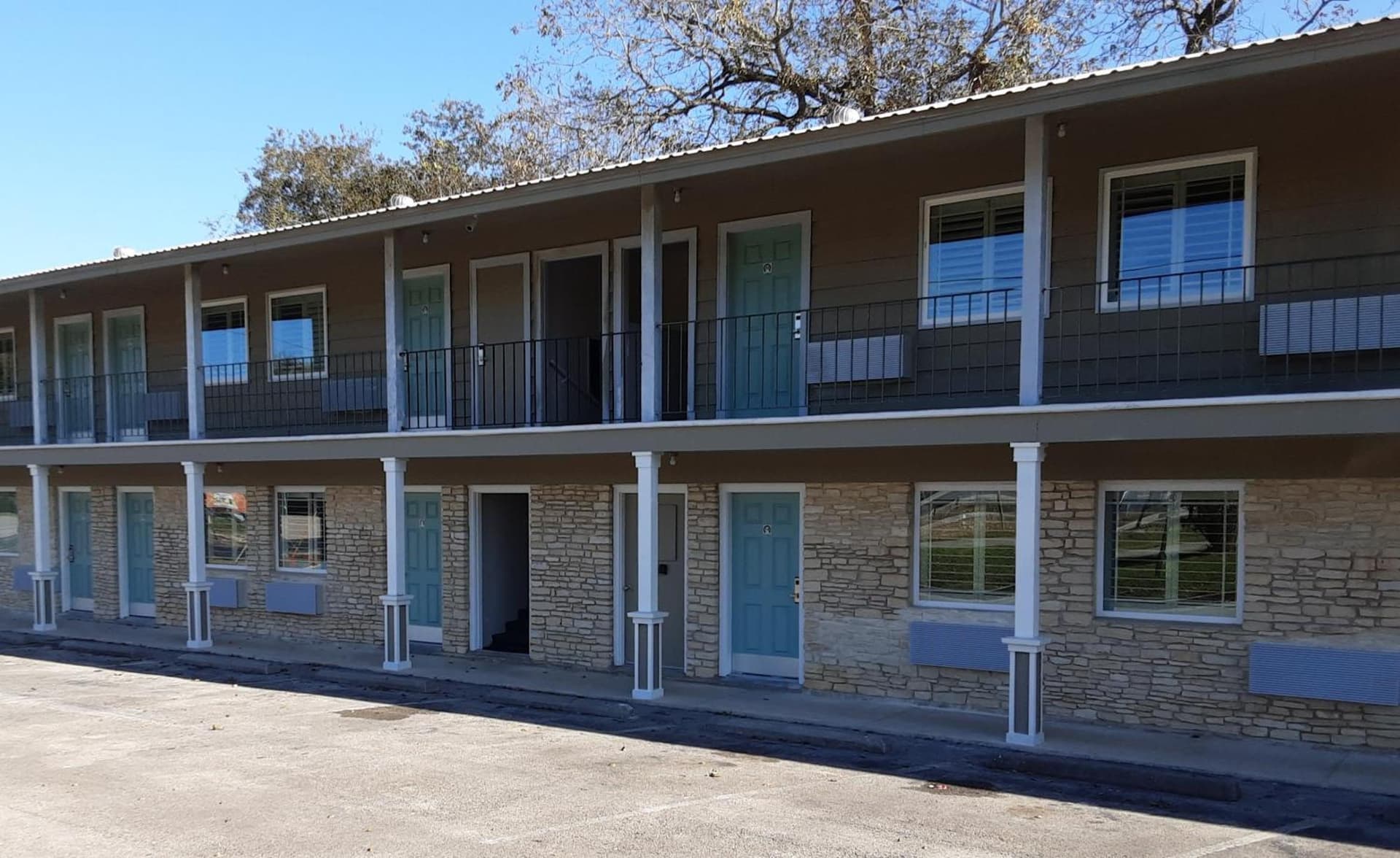 Horseshoe Riverside Lodge gallery photo in Canyon Lake, TX — image 20