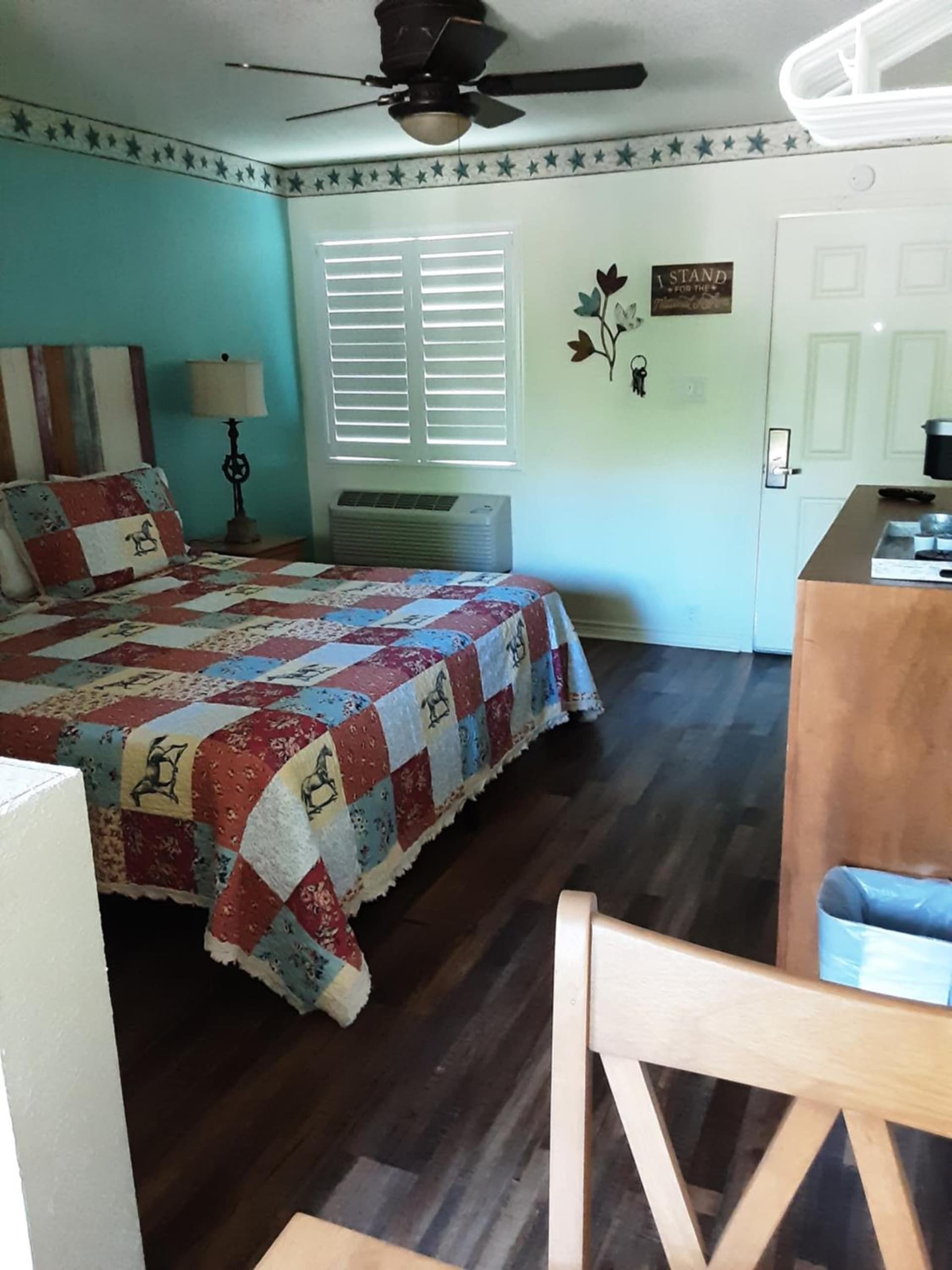 Horseshoe Riverside Lodge property views in Canyon Lake, TX — gallery photo 3