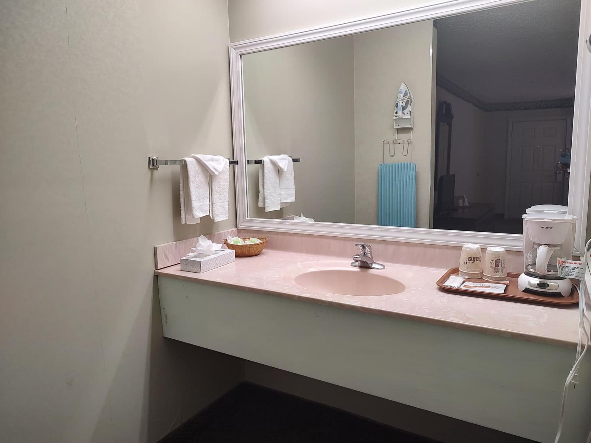 Hilltop Inn & Suites, near Foxwoods Casino gallery photo in North Stonington — image 65