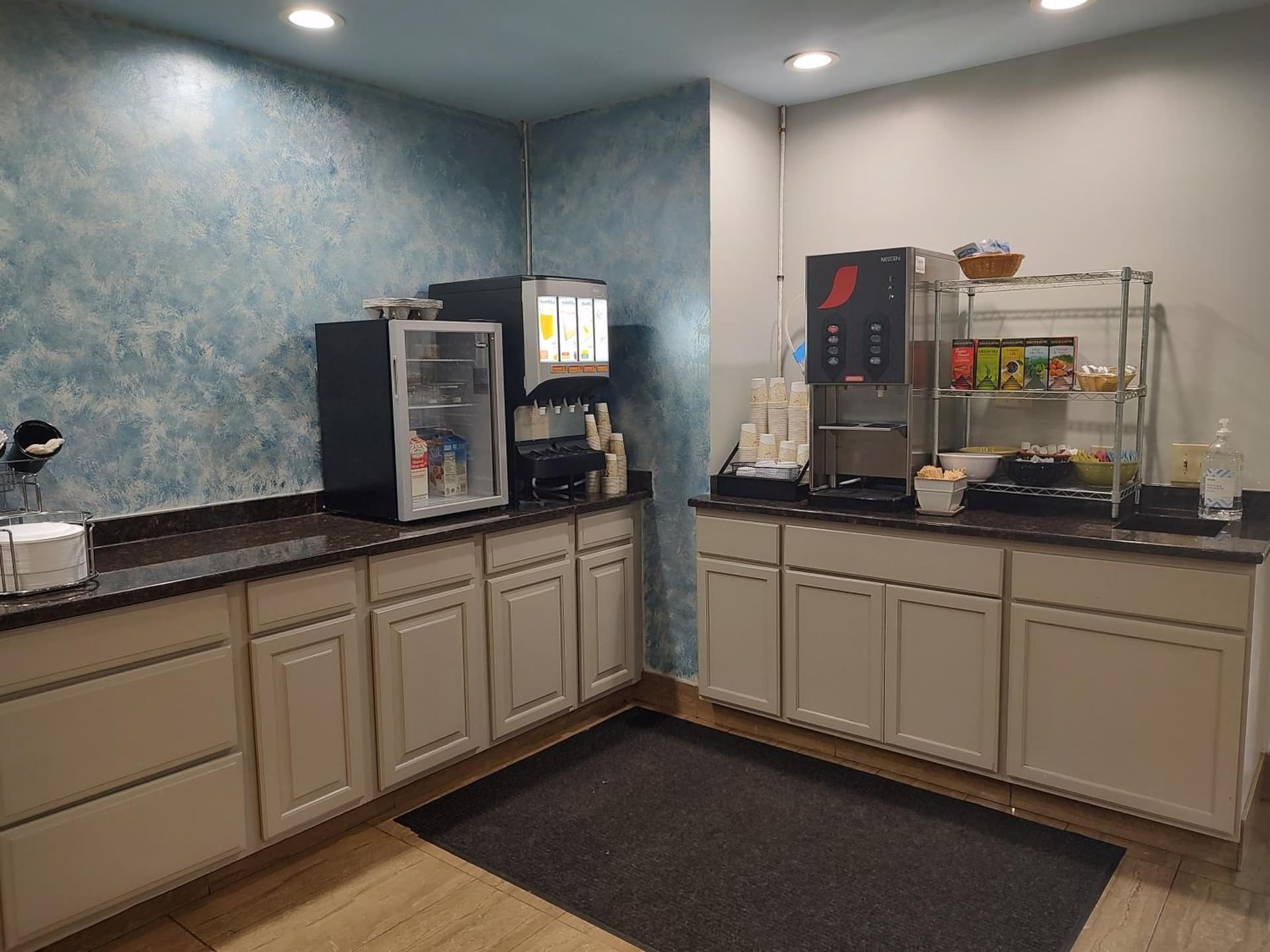 Hilltop Inn & Suites, near Foxwoods Casino gallery photo in North Stonington — image 19