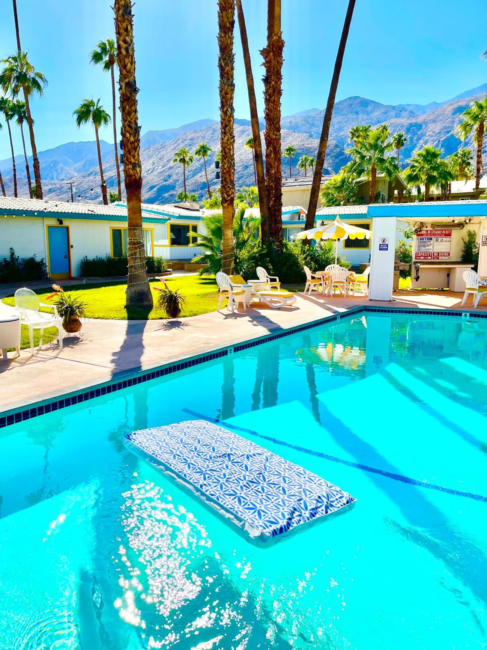 A PLACE IN THE SUN Hotel - ADULTS ONLY Big Units, 24h Heated Pool & Spa in 1 Acre Park Prime Location, DOG Friendly, TOP Midcentury Modern Boutique Hotel interior in Palm Springs, CA — gallery photo 2