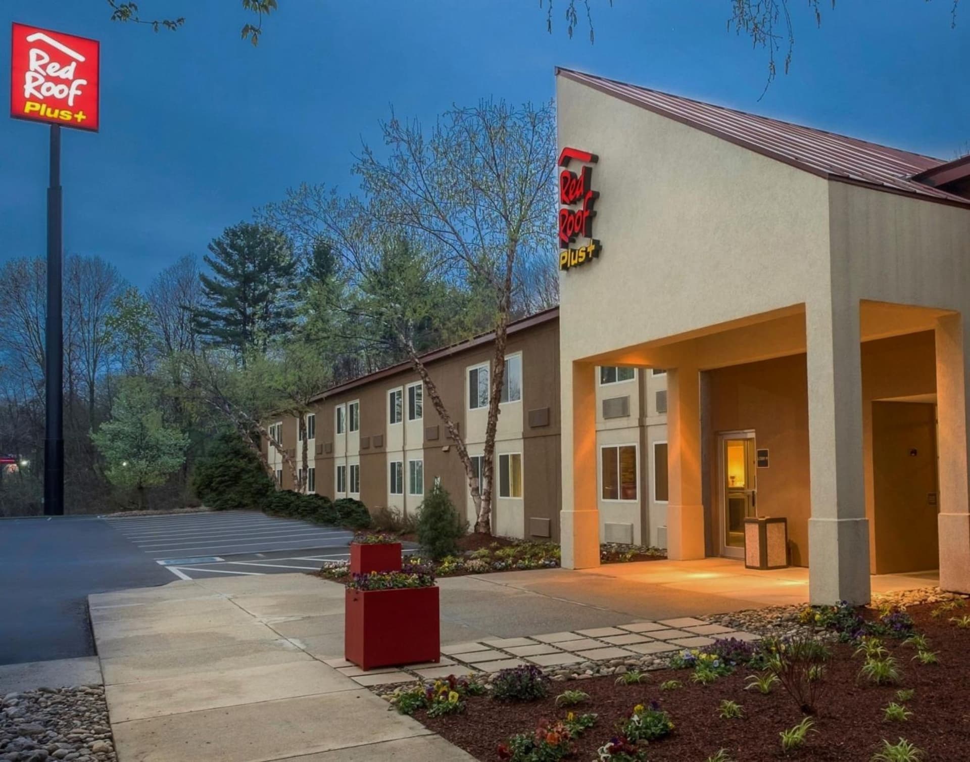 Red Roof Inn PLUS+ South Deerfield - Amherst interior in South Deerfield, MA — gallery photo 2