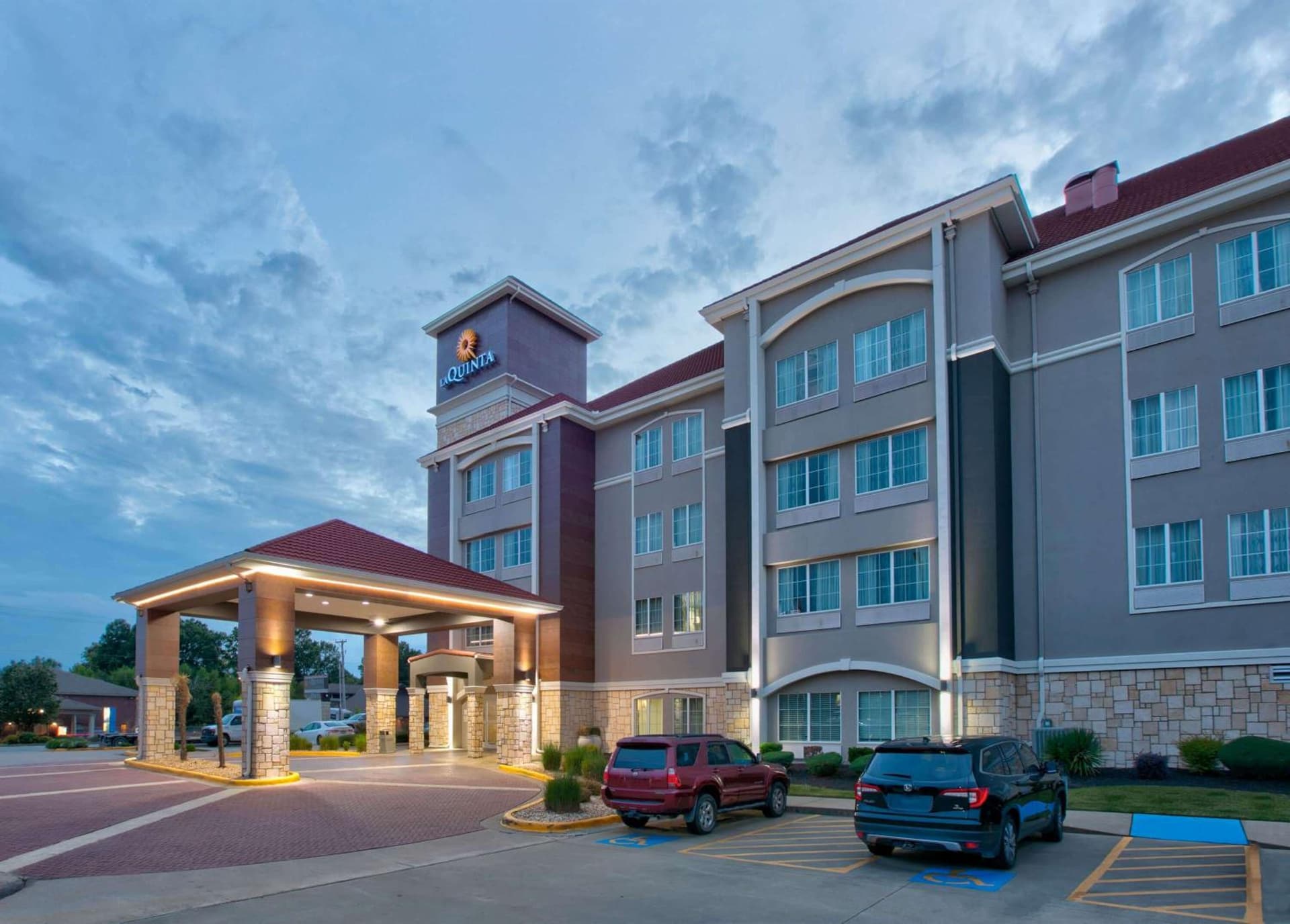 La Quinta Inn & Suites by Wyndham Little Rock - Bryant interior in Bryant, AR — gallery photo 2