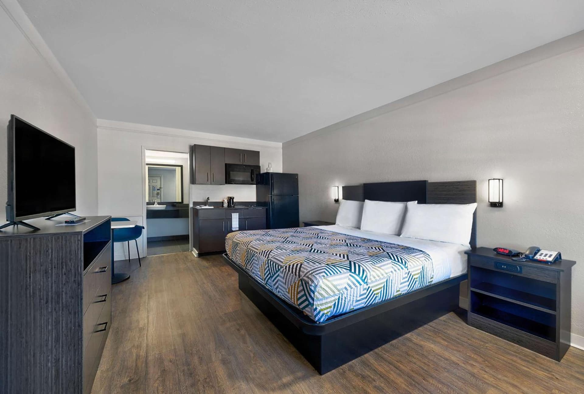 Studio 6-Denton, TX - UNT property views in Denton, TX — gallery photo 3