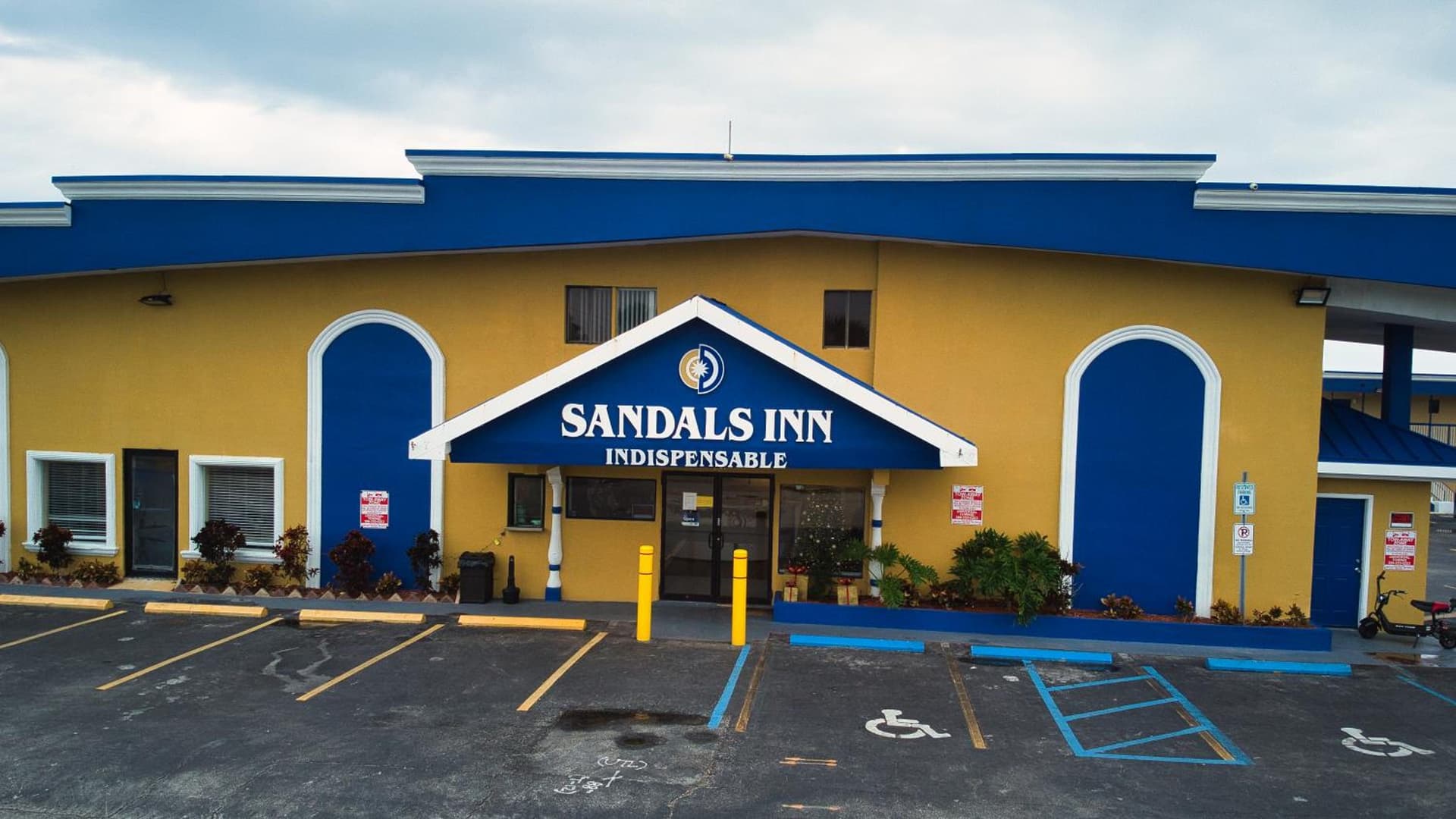Sandals Inn featured exterior or lobby in Daytona Beach, FL — similar hotel