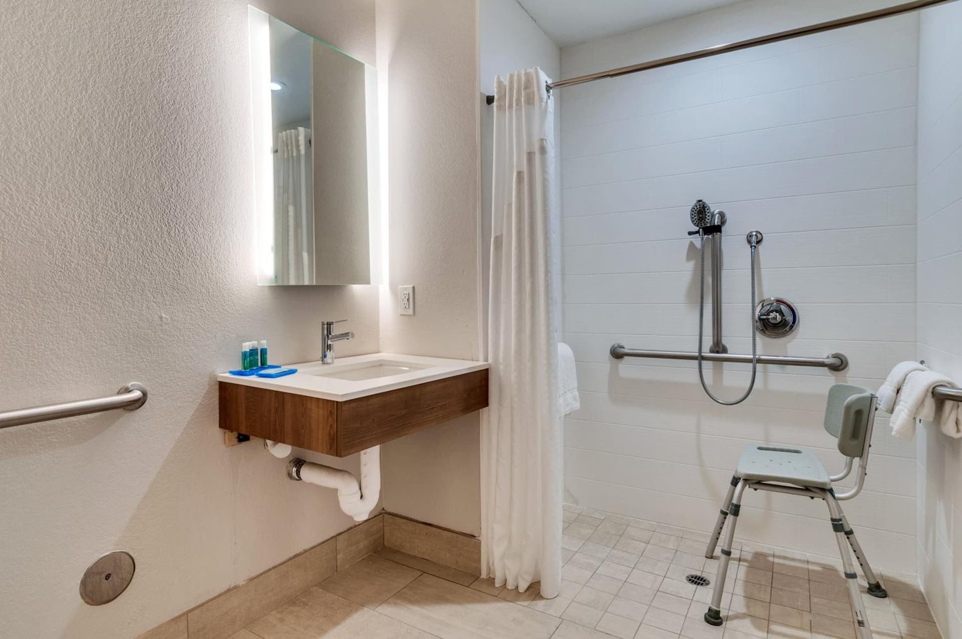 Holiday Inn Express Hotel & Suites Lake Elsinore by IHG gallery photo in Lake Elsinore, CA — image 5