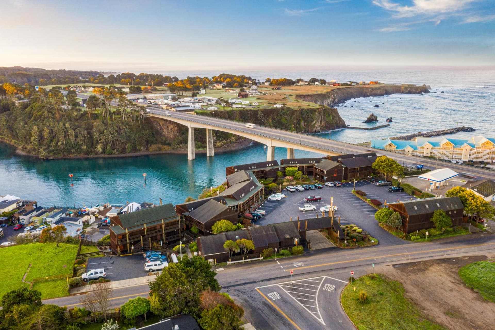 Harbor Lite Lodge interior in Fort Bragg, CA — gallery photo 2