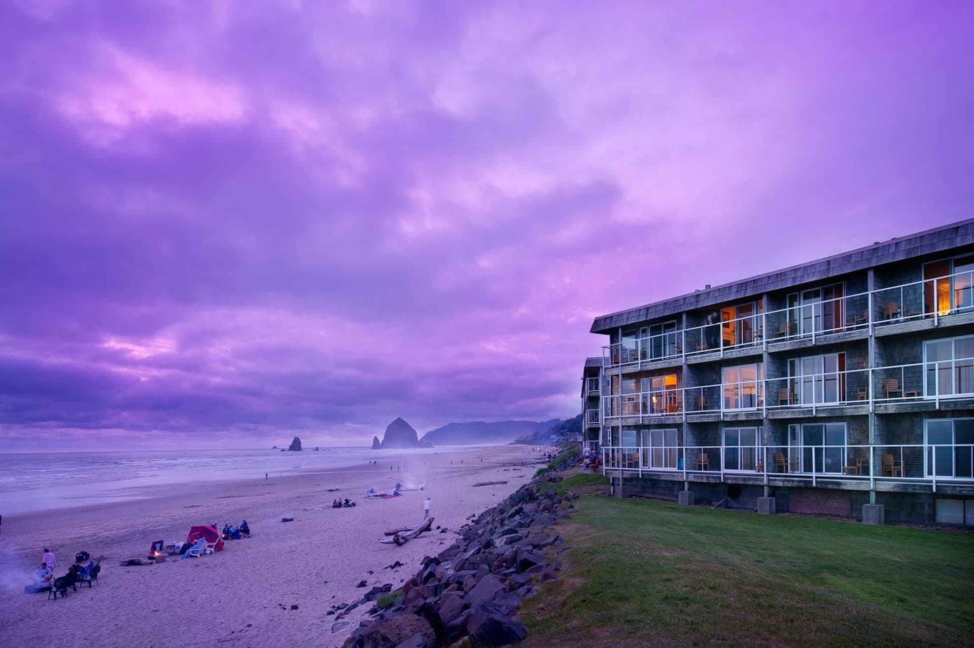 Tolovana Inn featured exterior or lobby in Cannon Beach, OR — similar hotel