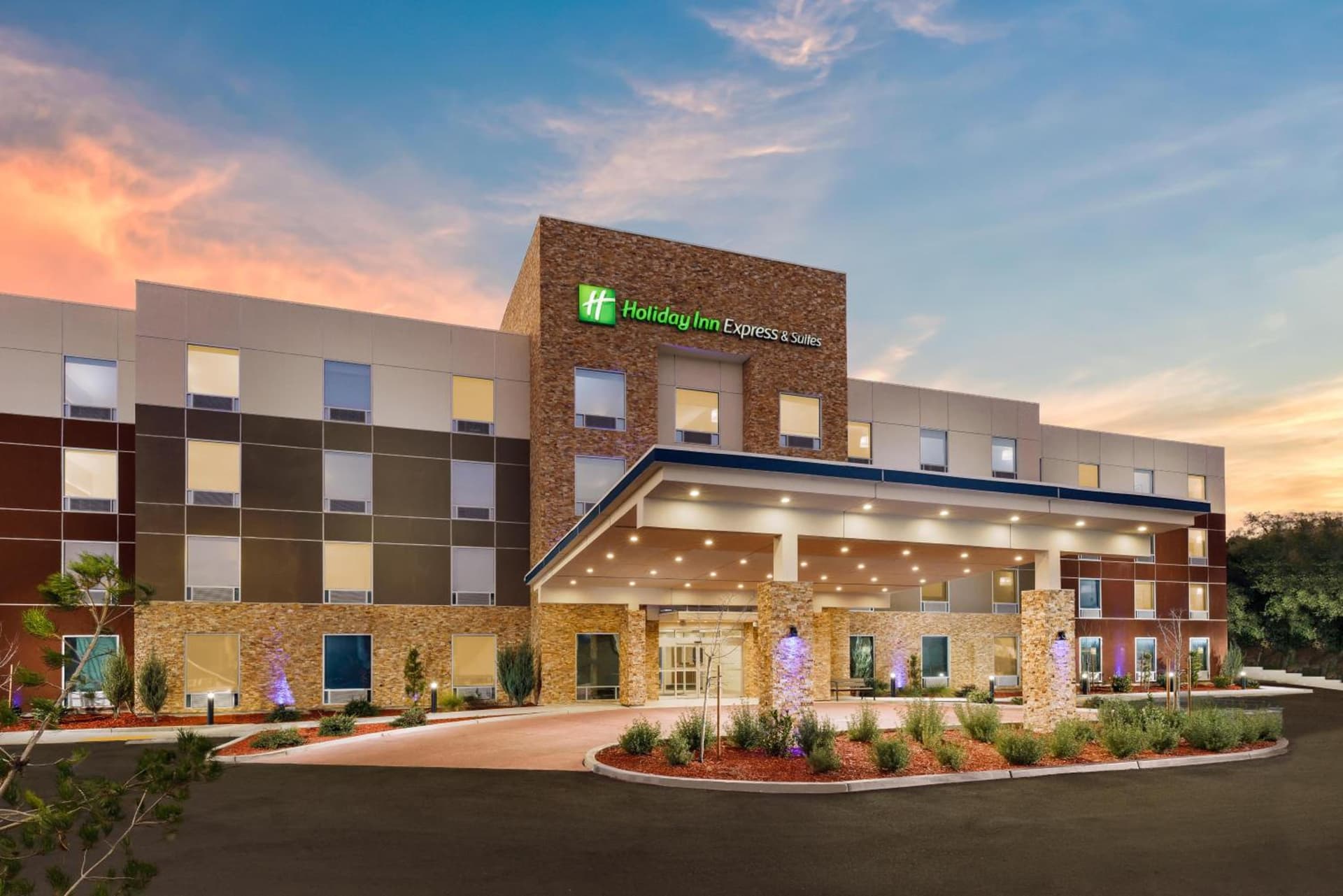 Holiday Inn Express & Suites Oakhurst-Yosemite Park Area by IHG interior in Oakhurst, CA — gallery photo 2