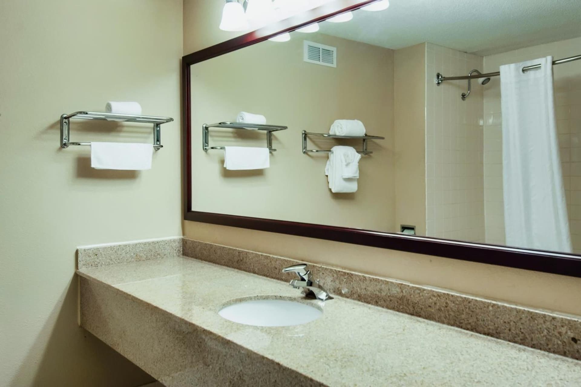 Days Inn & Suites by Wyndham Johnson City gallery photo in Johnson City, TN — image 21