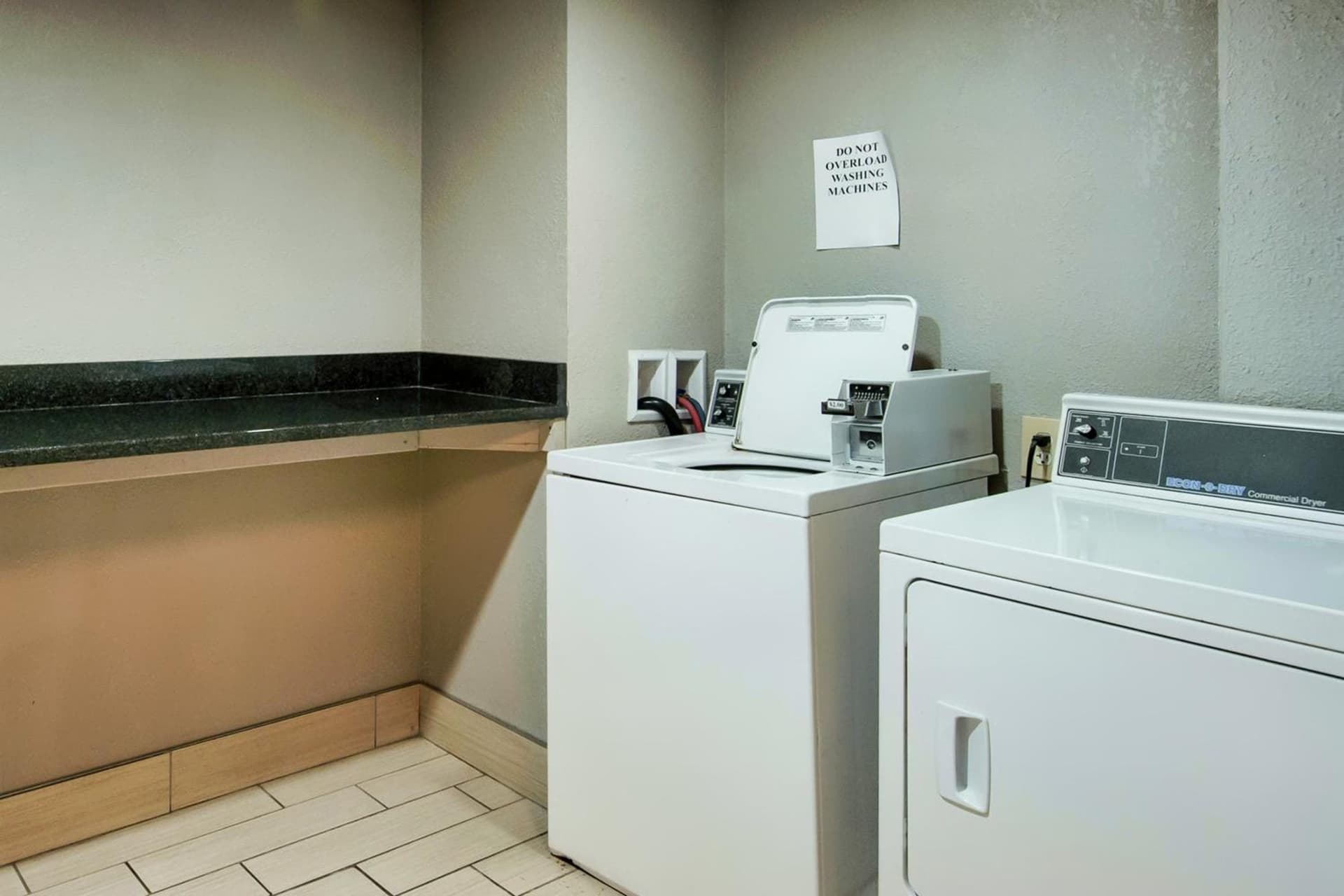 Days Inn & Suites by Wyndham Johnson City gallery photo in Johnson City, TN — image 18