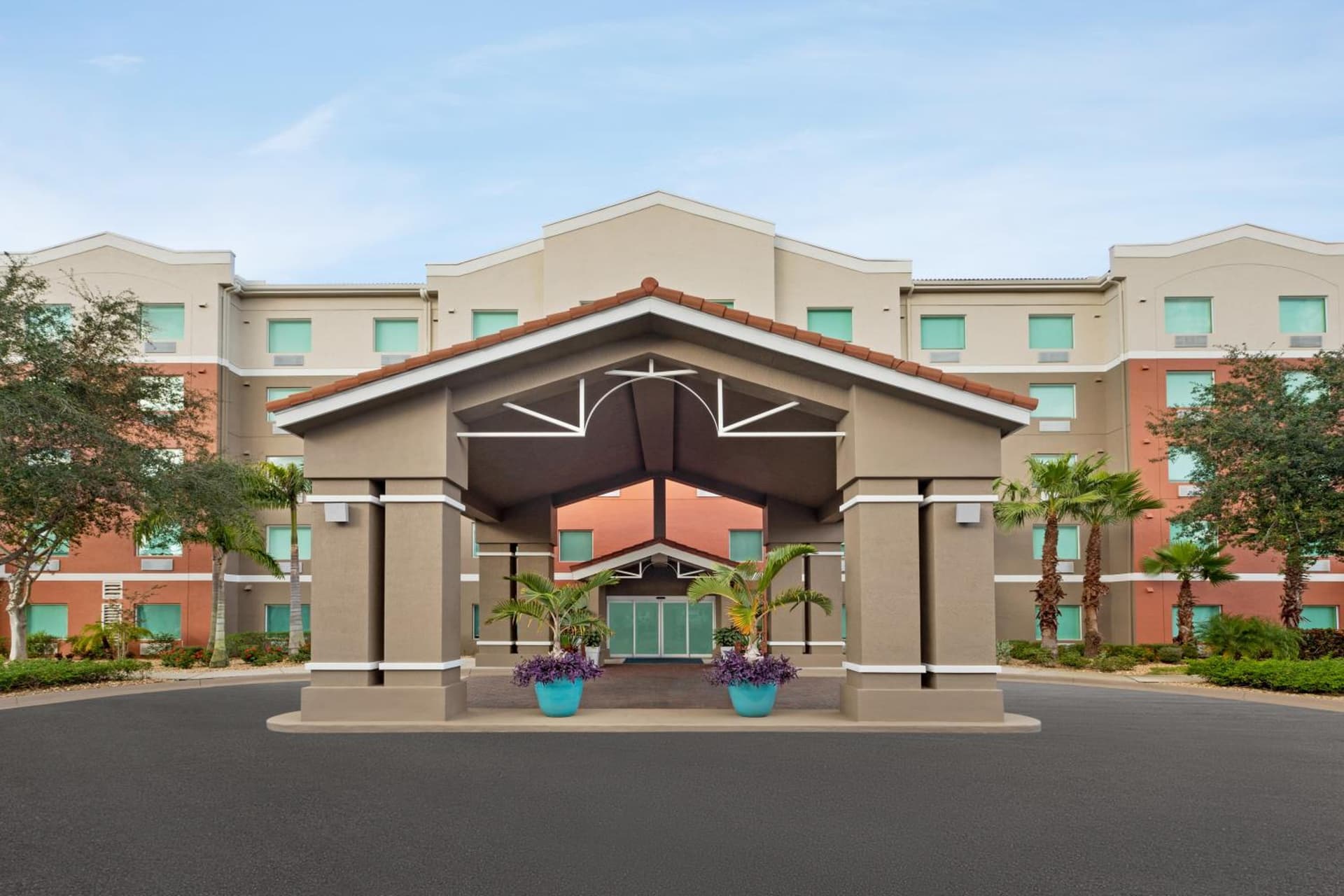 Holiday Inn Express & Suites Pembroke Pines-Sheridan St by IHG property views in Pembroke Pines, FL — gallery photo 3