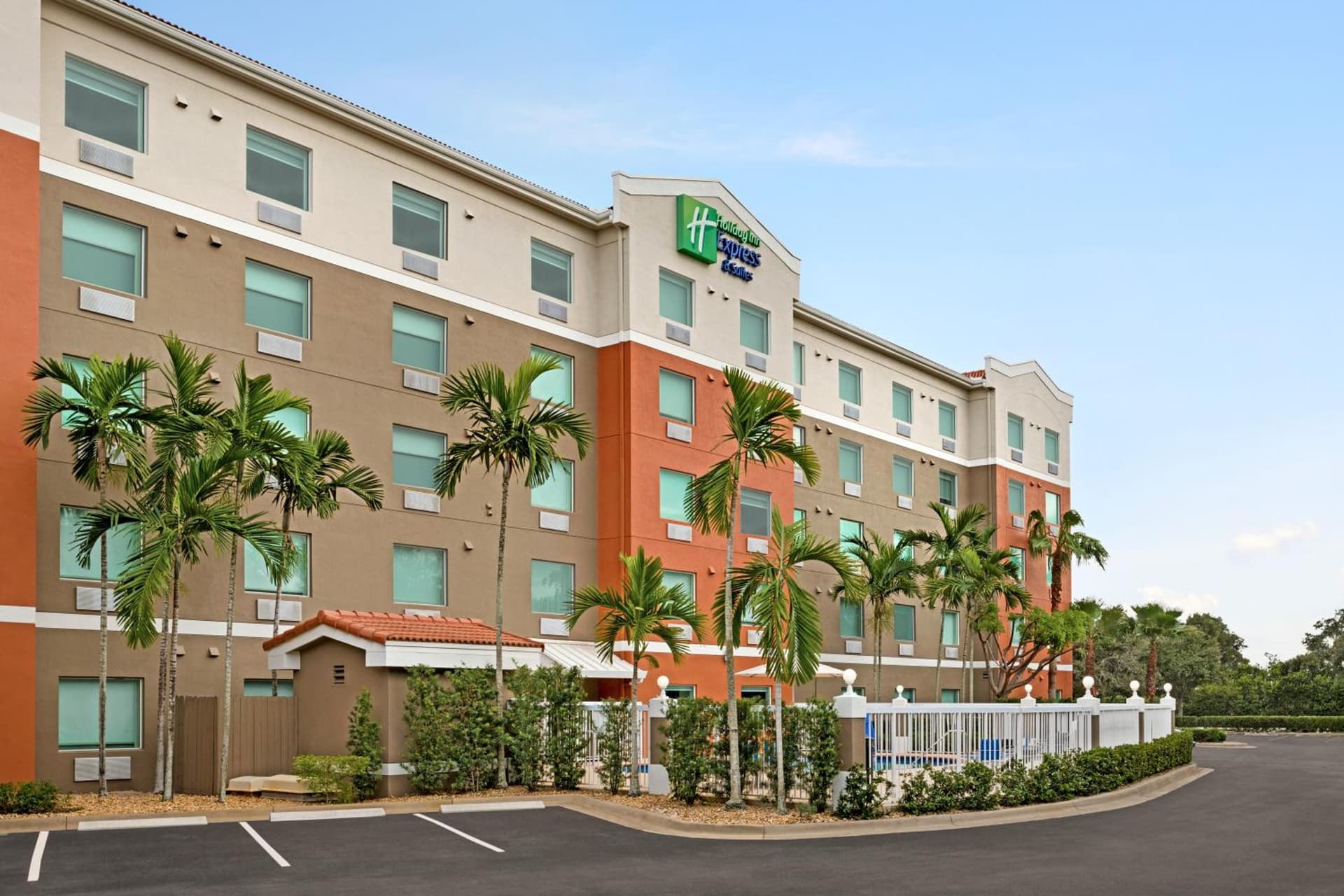 Holiday Inn Express & Suites Pembroke Pines-Sheridan St by IHG gallery photo in Pembroke Pines, FL — image 4
