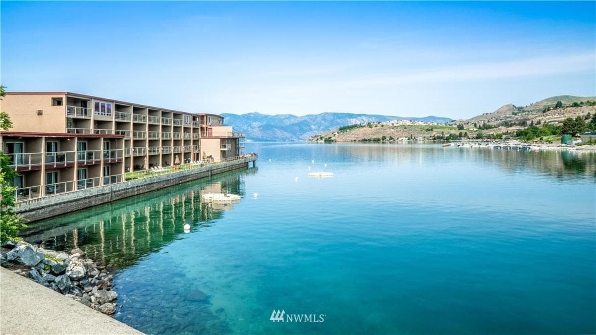 Grandview Lake Chelan- Waterfront View, Pool, Hot tub, Golf, 1 Min To Downtown property views in Chelan, WA — gallery photo 3