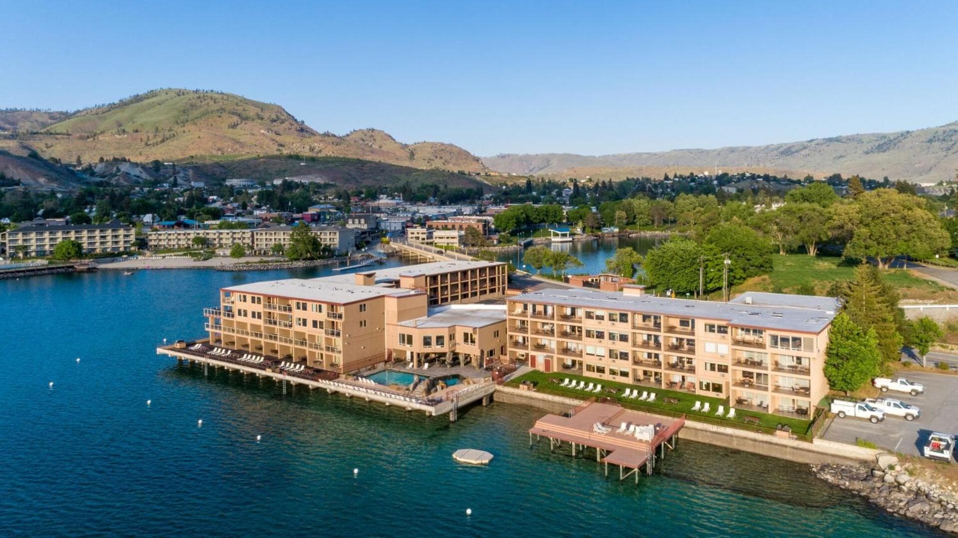Grandview Lake Chelan- Waterfront View, Pool, Hot tub, Golf, 1 Min To Downtown interior in Chelan, WA — gallery photo 2