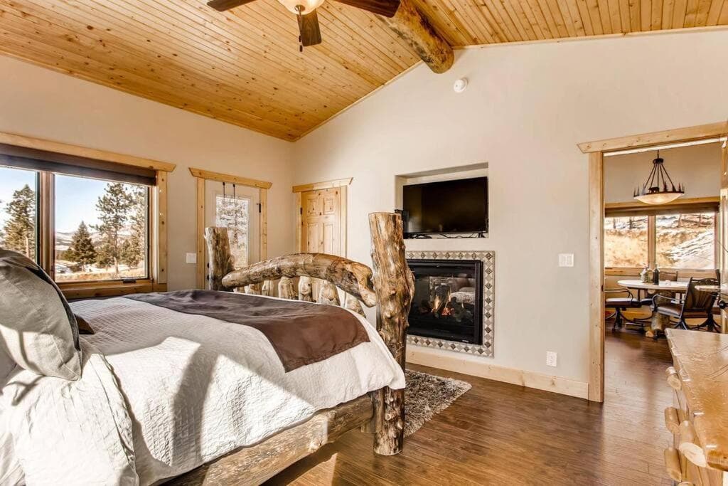 Pikes Peak Resort - Bear Den Cabin - Where Luxury and Wilderness Meet property views in Westcreek, CO — gallery photo 3