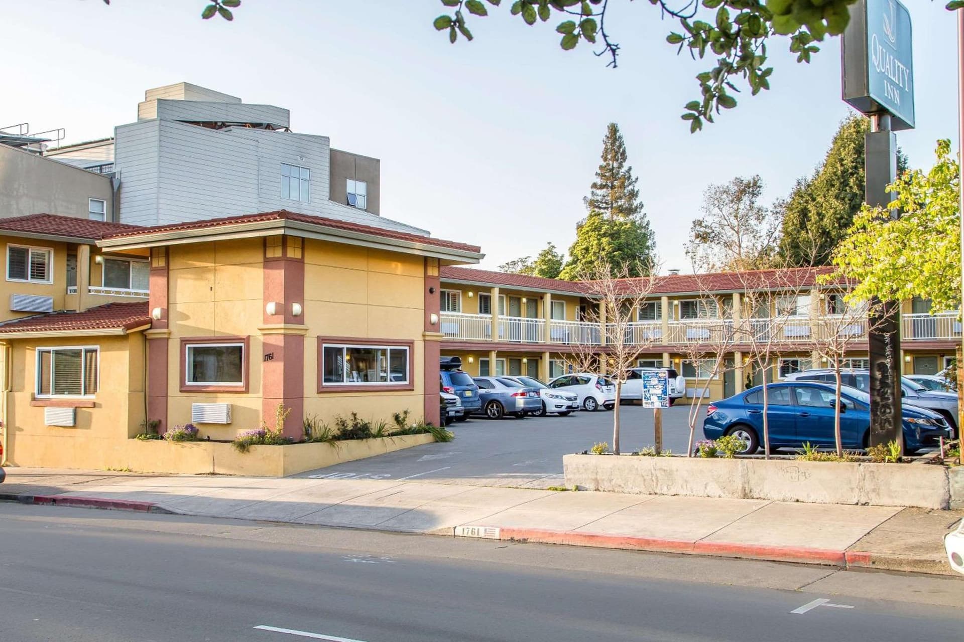 Signature Inn Berkeley featured exterior or lobby in Berkeley, CA — similar hotel