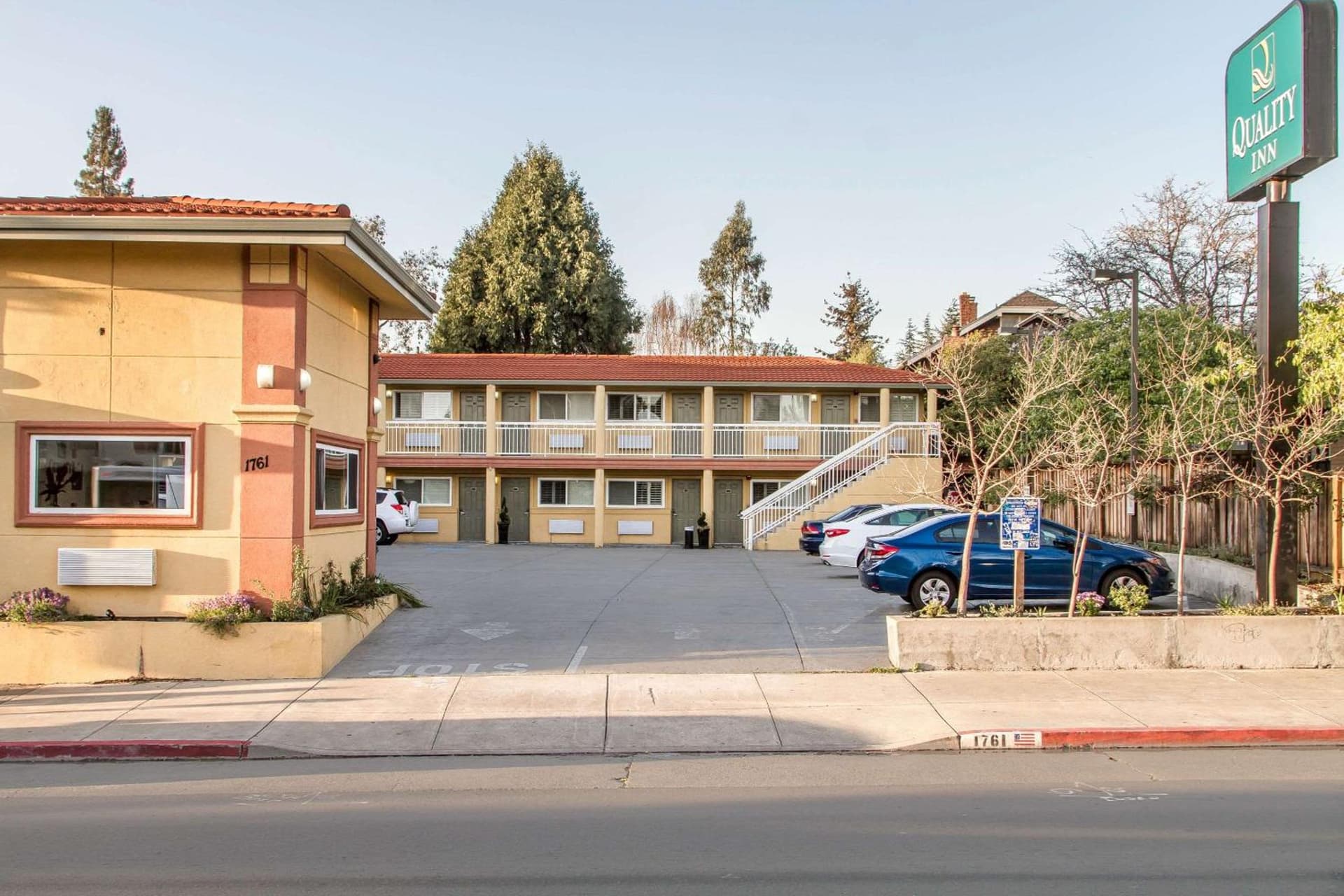 Signature Inn Berkeley property views in Berkeley, CA — gallery photo 3