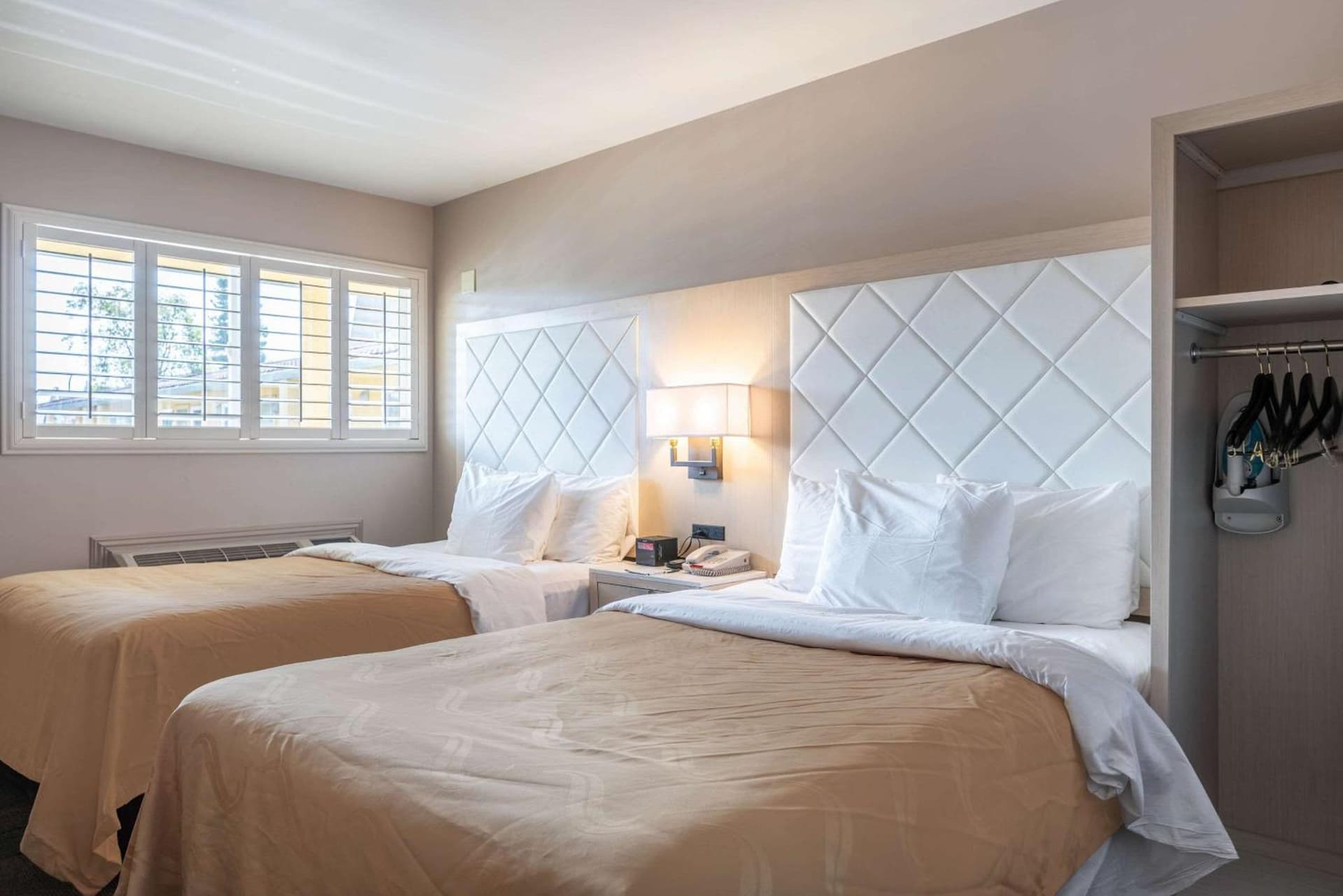 Signature Inn Berkeley interior in Berkeley, CA — gallery photo 2