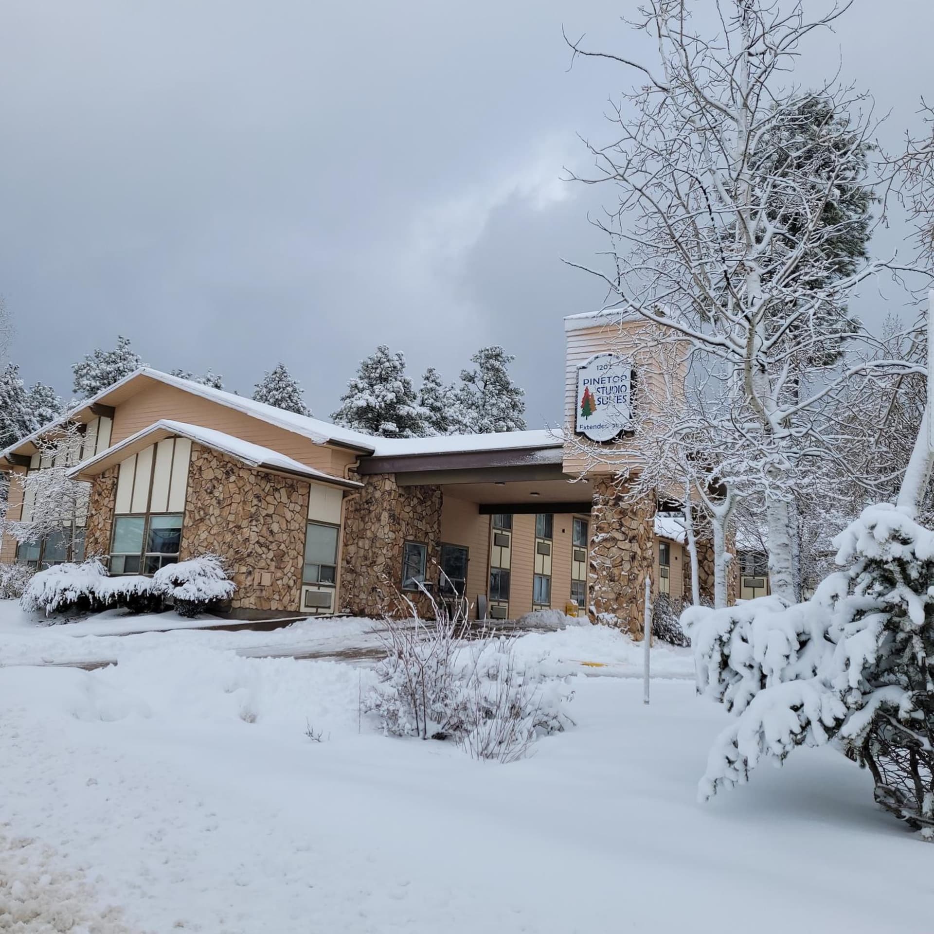 Pinetop Studio Suites property views in Pinetop-Lakeside, AZ — gallery photo 3