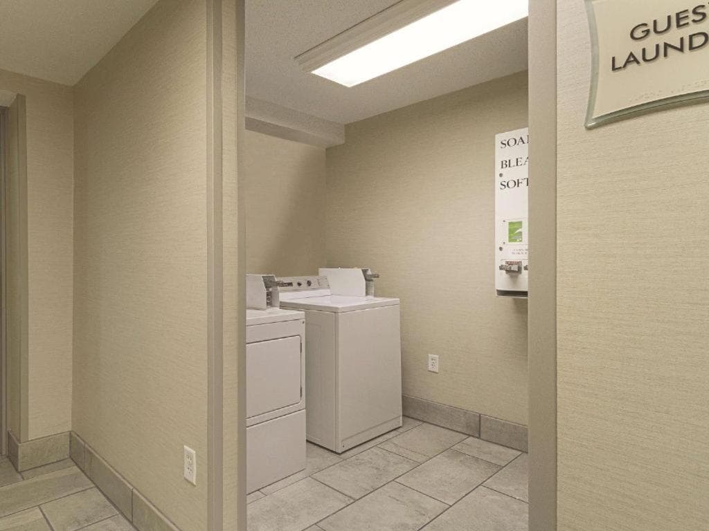 La Quinta Inn & Suites by Wyndham Cleveland Airport West gallery photo in North Olmsted, OH — image 12