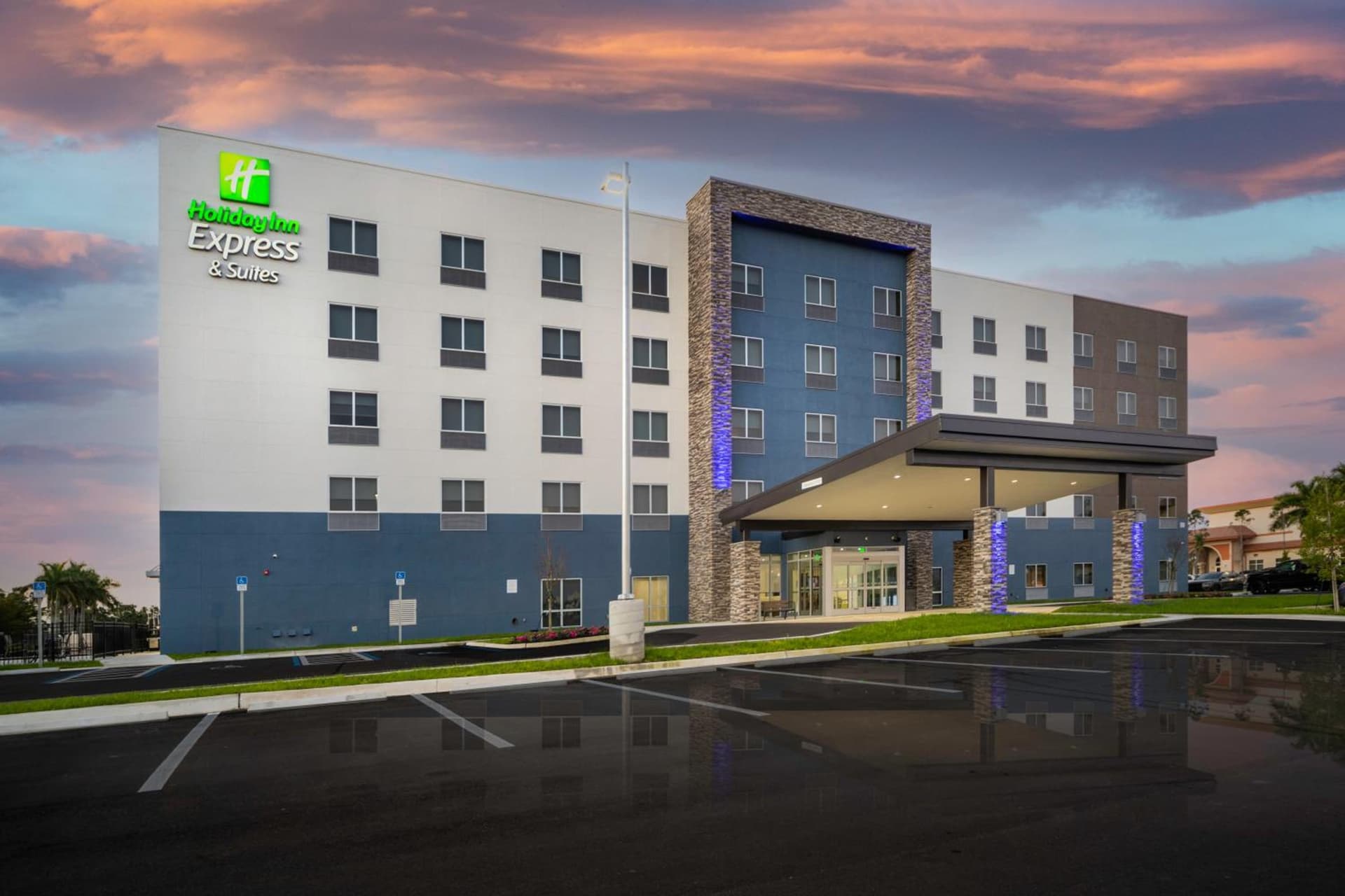 Holiday Inn Express & Suites - Fort Myers Airport by IHG gallery photo in Fort Myers, FL — image 8