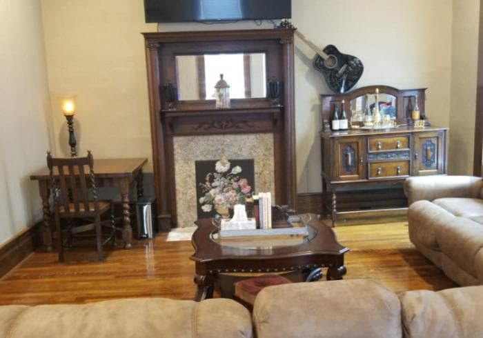 Historic Kahn Hotel property views in Jefferson, TX — gallery photo 3