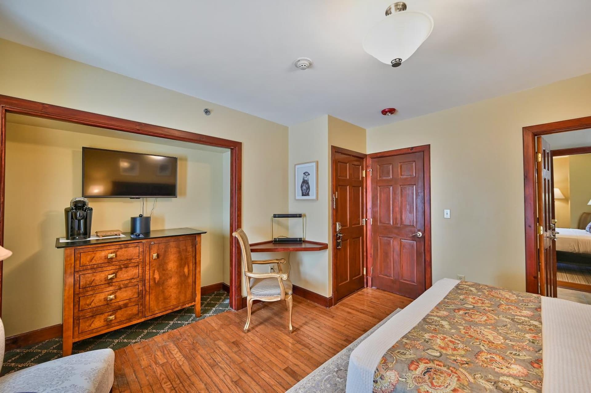Tom Quick Inn interior in Milford, PA — gallery photo 2