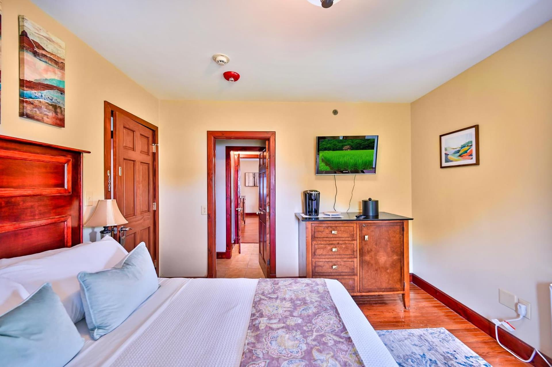 Tom Quick Inn interior in Milford, PA — gallery photo 2