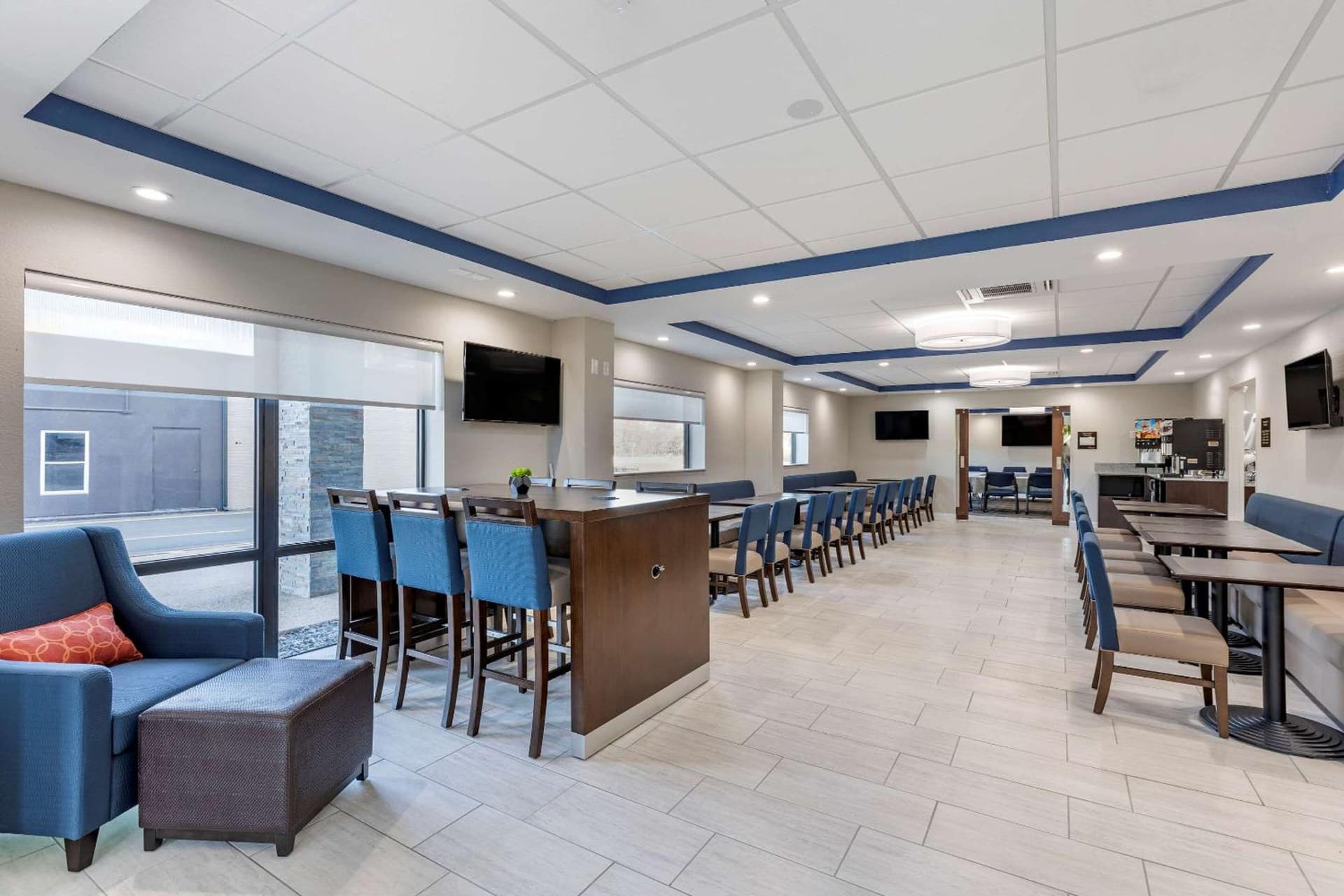 Comfort Suites St Louis - Sunset Hills interior in Saint Louis, MO — gallery photo 2
