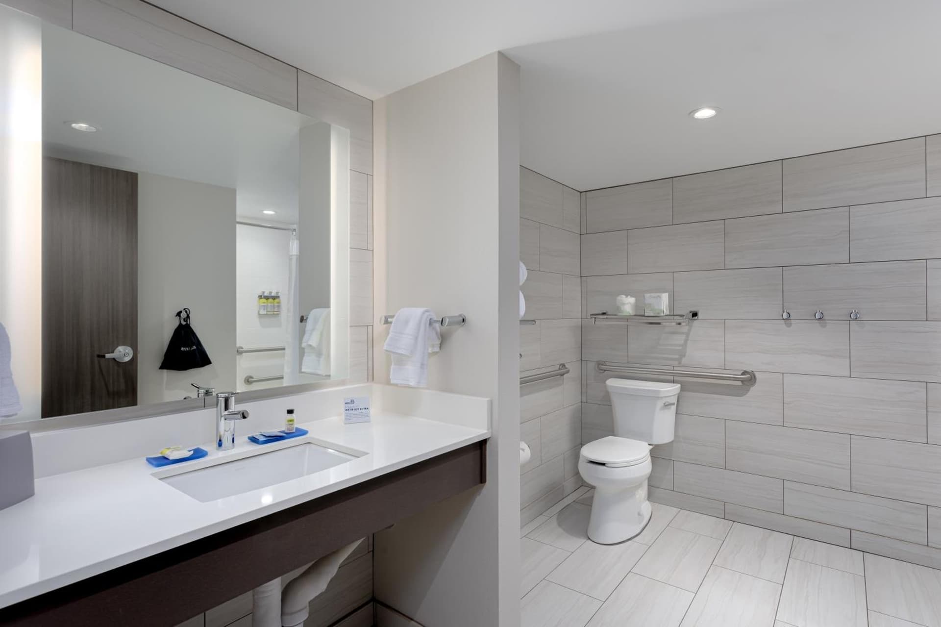 Holiday Inn Express Pensacola Beach by IHG interior in Pensacola Beach, FL — gallery photo 2
