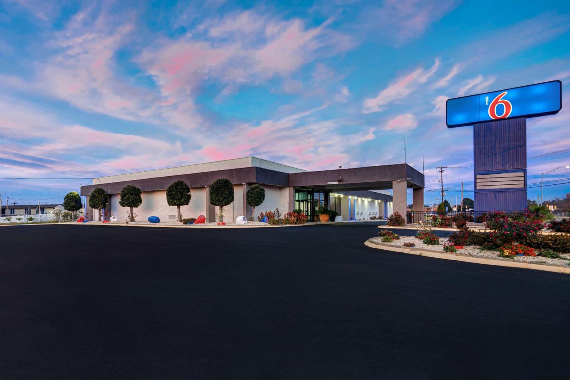 Motel 6 Burlington featured exterior or lobby in Burlington, NC — similar hotel