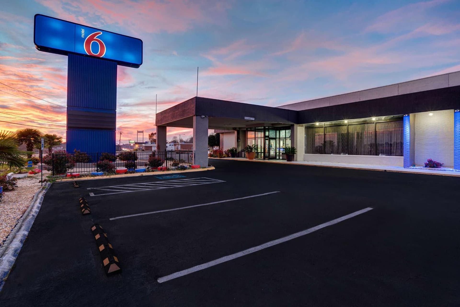 Motel 6 Burlington interior in Burlington, NC — gallery photo 2
