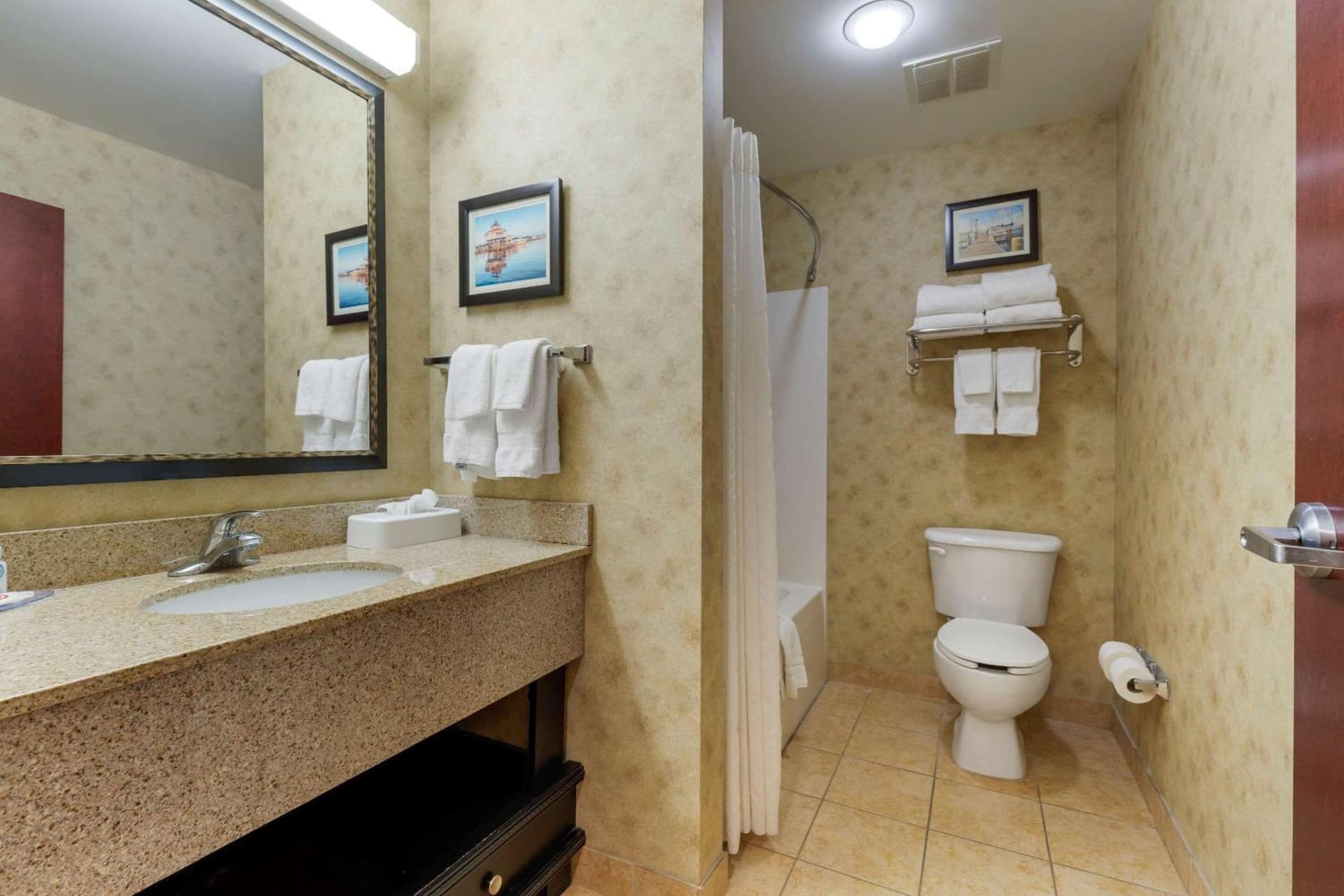 Comfort Inn & Suites Cambridge gallery photo in Cambridge, MD — image 12