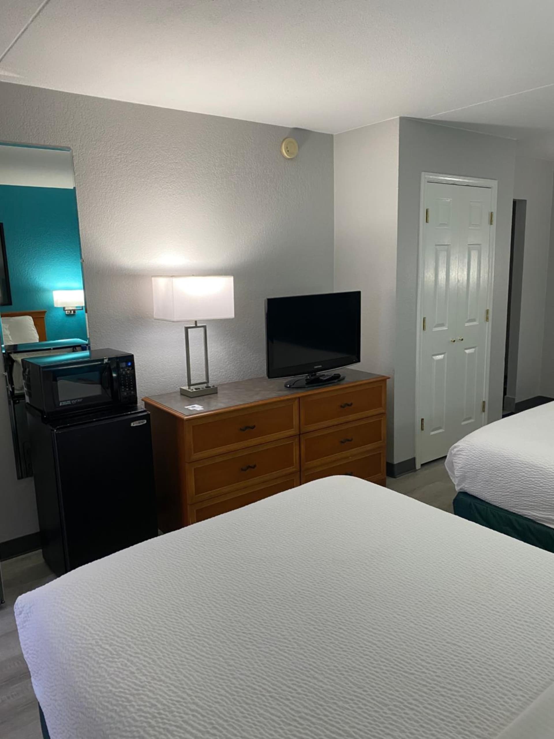 La Quinta Inn by Wyndham Tyler interior in Tyler, TX — gallery photo 2