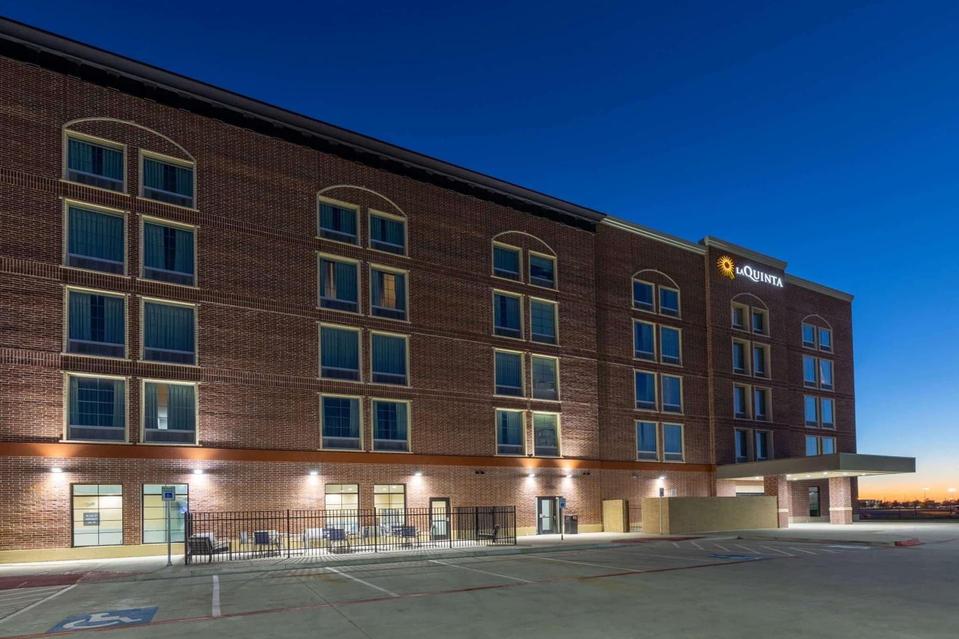 La Quinta Inn & Suites by Wyndham Dallas - Frisco Stadium gallery photo in Frisco, TX — image 33
