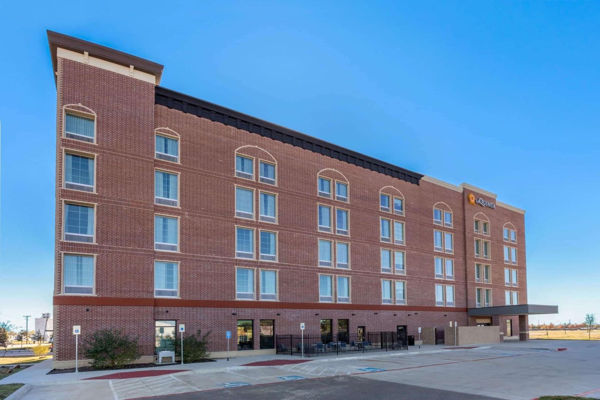 La Quinta Inn & Suites by Wyndham Dallas - Frisco Stadium gallery photo in Frisco, TX — image 11