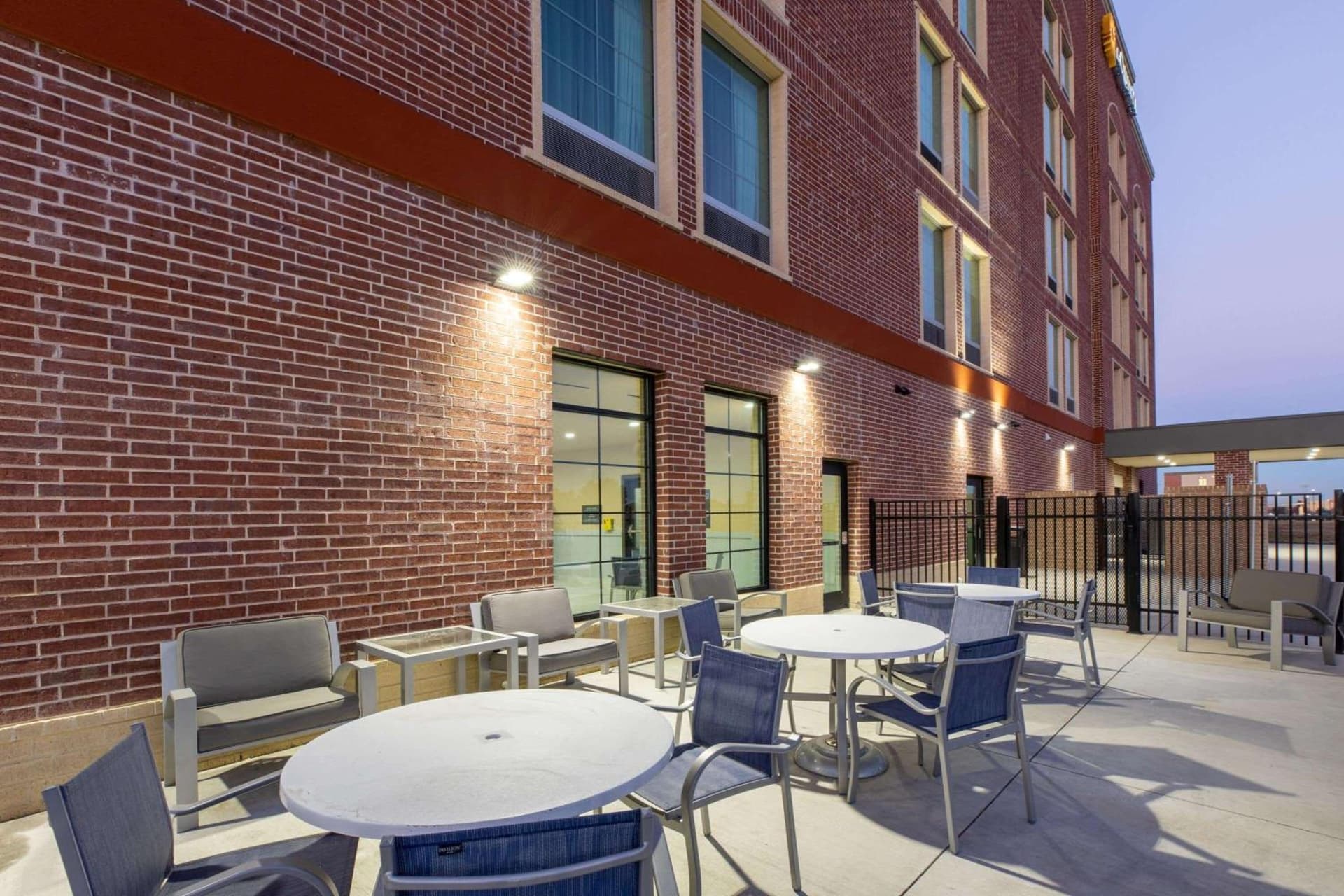 La Quinta Inn & Suites by Wyndham Dallas - Frisco Stadium gallery photo in Frisco, TX — image 44