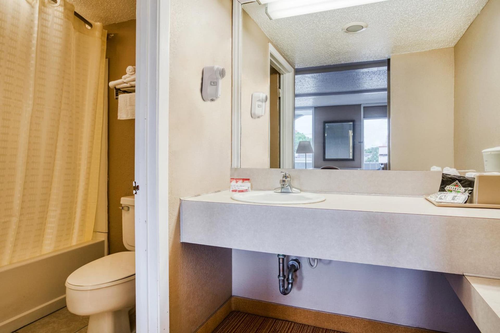OYO Hotel Wichita Falls - Downtown interior in Wichita Falls, TX — gallery photo 2