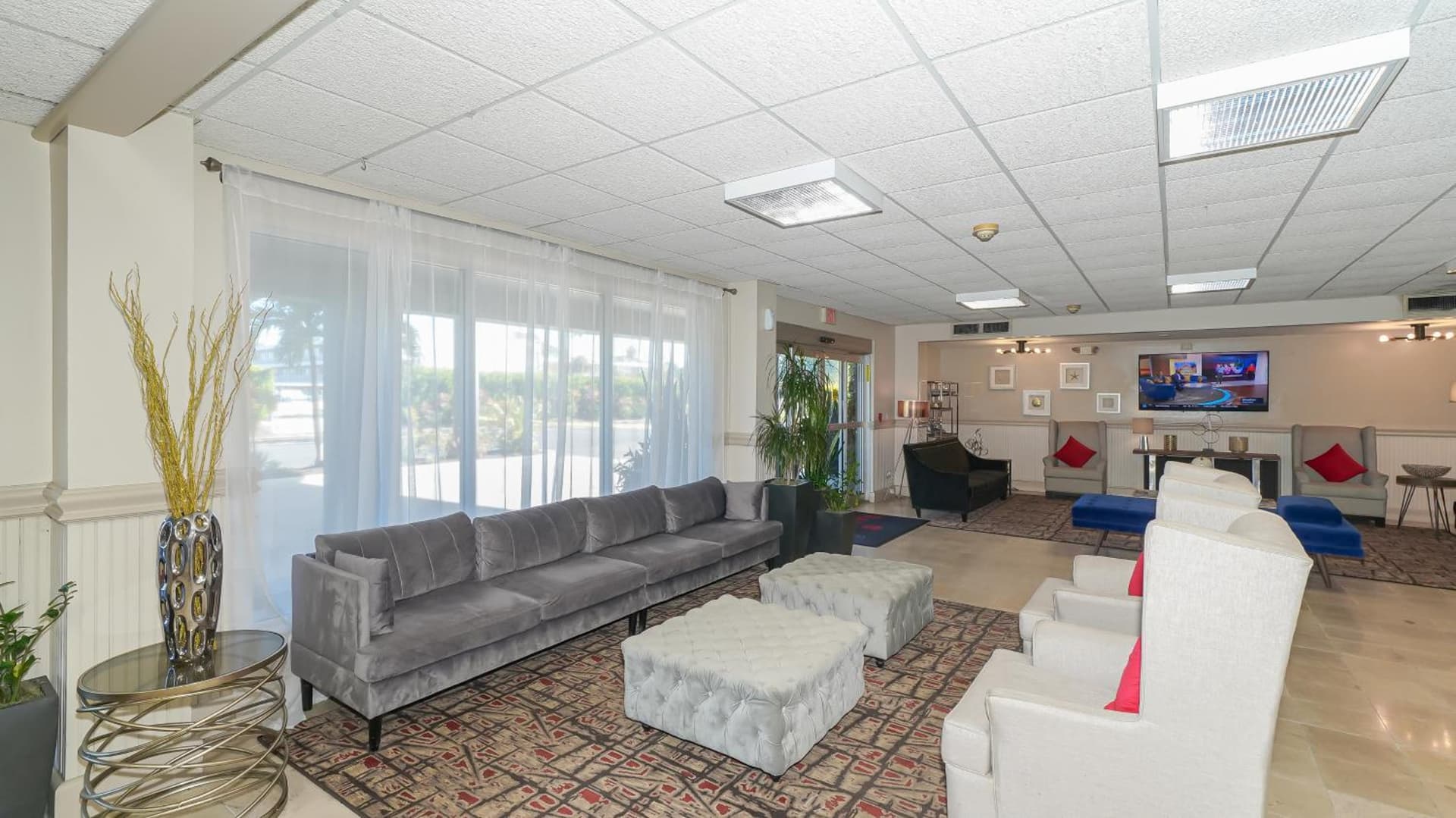Heated Pool, Fireplace, 70" TV, Waterfront & More! interior in Sarasota, FL — gallery photo 2