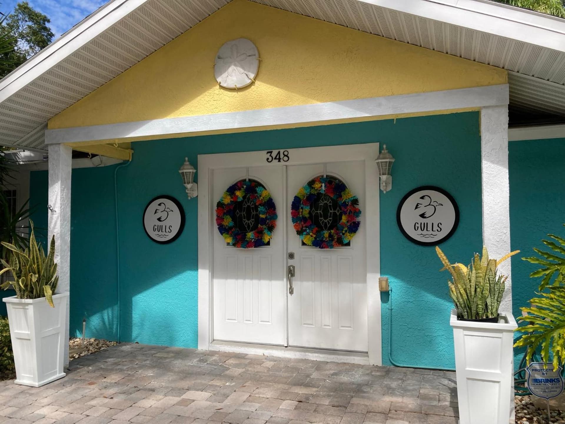 3Gulls Inn Ozona-Boutique Hotel-Steps from Restaurants & Brewery-SwimSpa Pool-Pet Friendly interior in Palm Harbor, FL — gallery photo 2