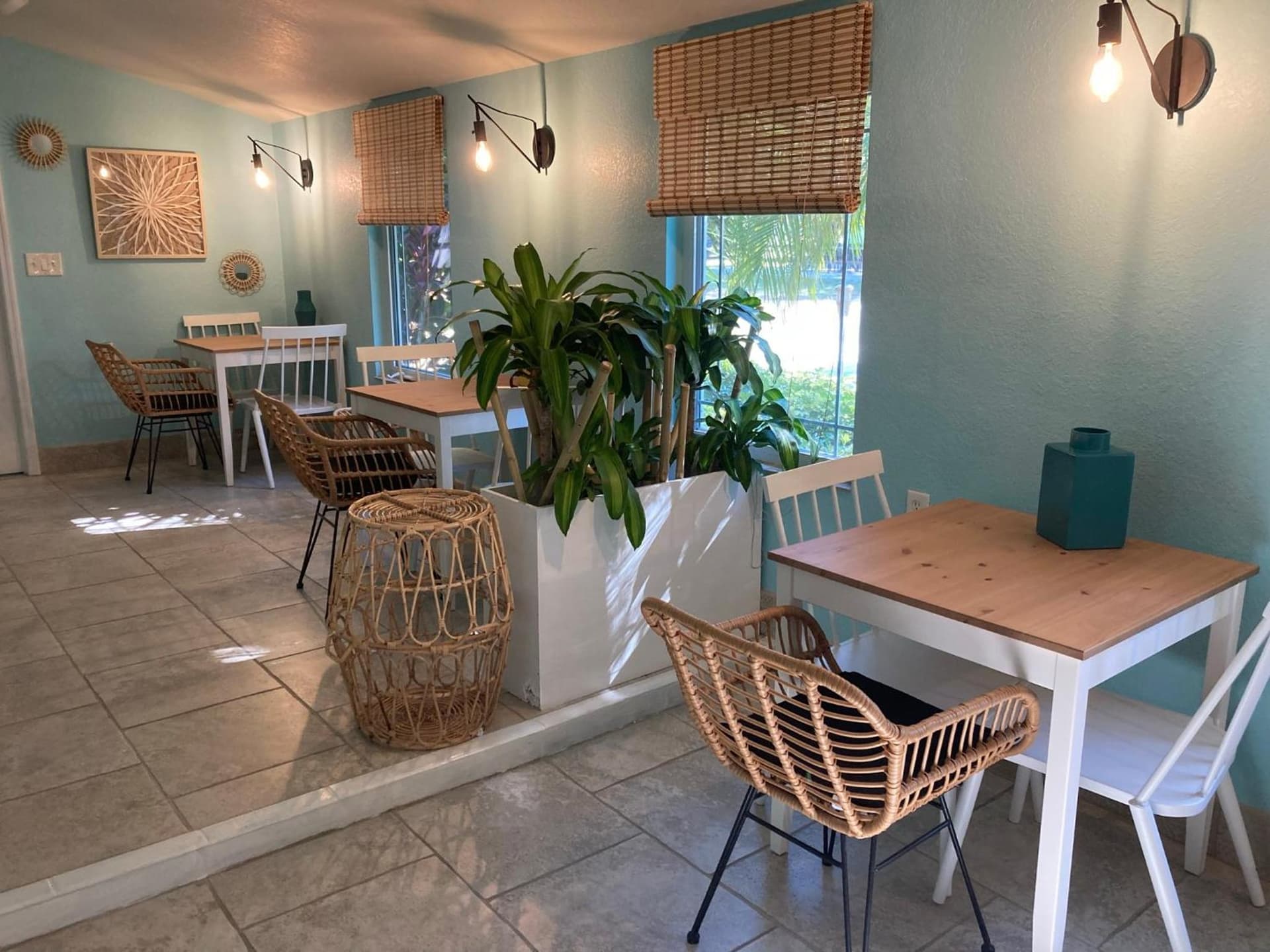 3Gulls Inn Ozona-Boutique Hotel-Steps from Restaurants & Brewery-SwimSpa Pool-Pet Friendly gallery photo in Palm Harbor, FL — image 79