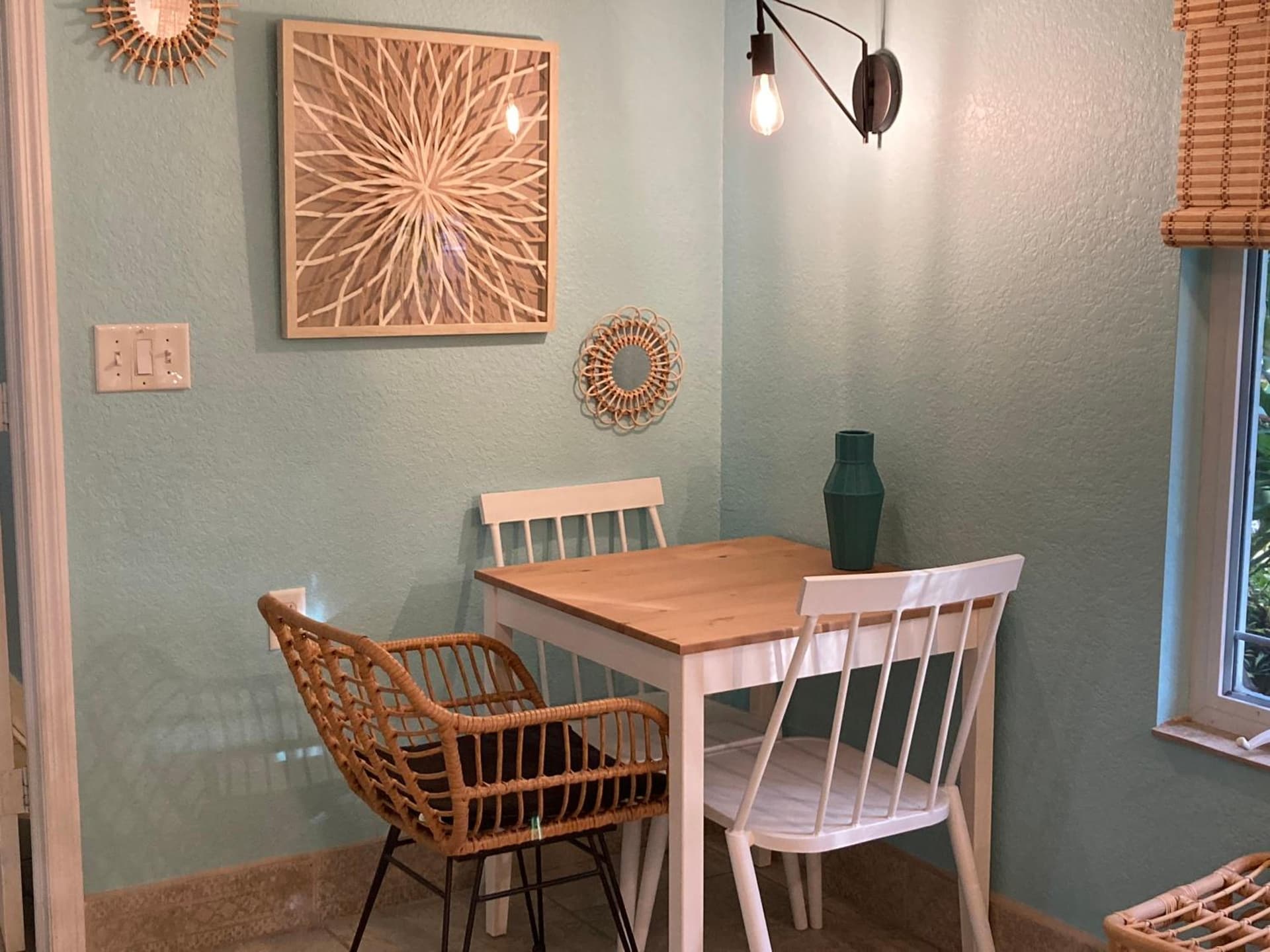 3Gulls Inn Ozona-Boutique Hotel-Steps from Restaurants & Brewery-SwimSpa Pool-Pet Friendly gallery photo in Palm Harbor, FL — image 59