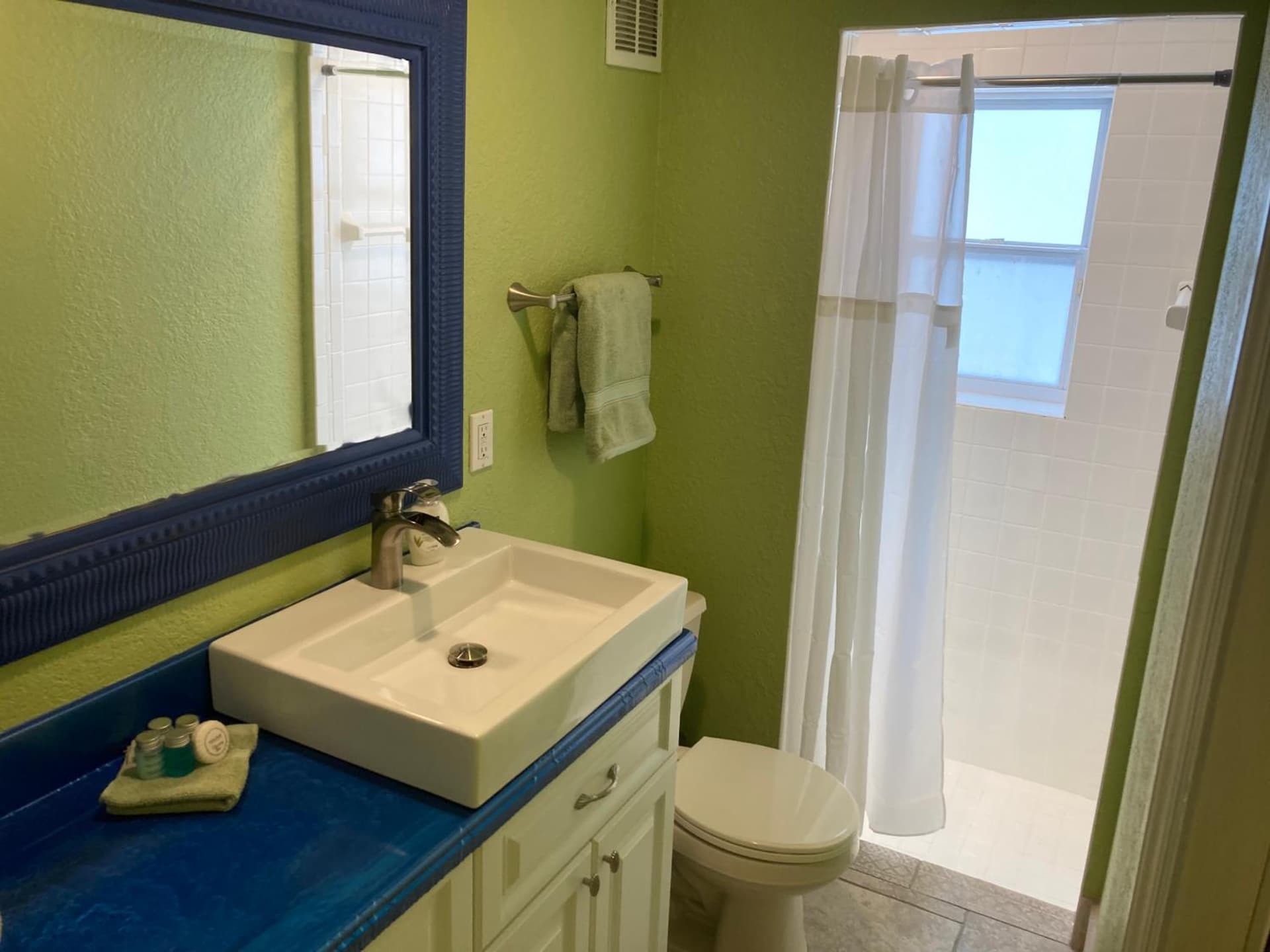 3Gulls Inn Ozona-Boutique Hotel-Steps from Restaurants & Brewery-SwimSpa Pool-Pet Friendly gallery photo in Palm Harbor, FL — image 25