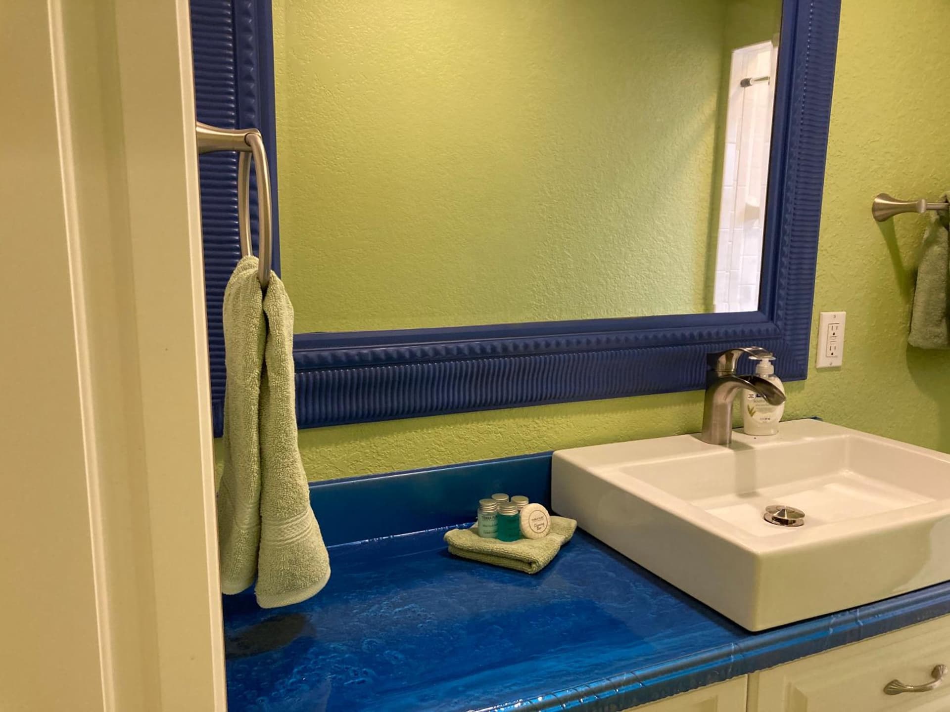 3Gulls Inn Ozona-Boutique Hotel-Steps from Restaurants & Brewery-SwimSpa Pool-Pet Friendly gallery photo in Palm Harbor, FL — image 69