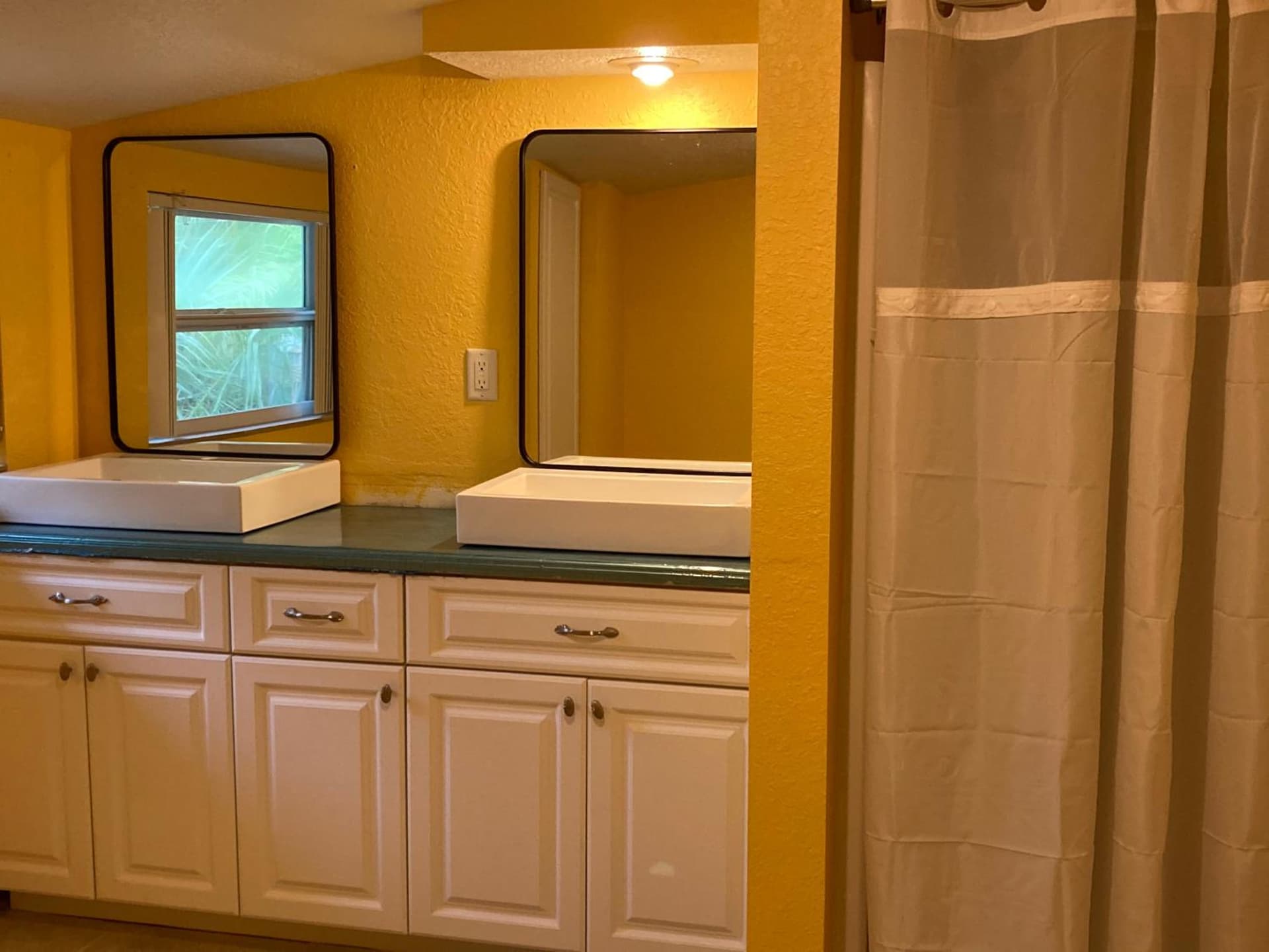 3Gulls Inn Ozona-Boutique Hotel-Steps from Restaurants & Brewery-SwimSpa Pool-Pet Friendly gallery photo in Palm Harbor, FL — image 7