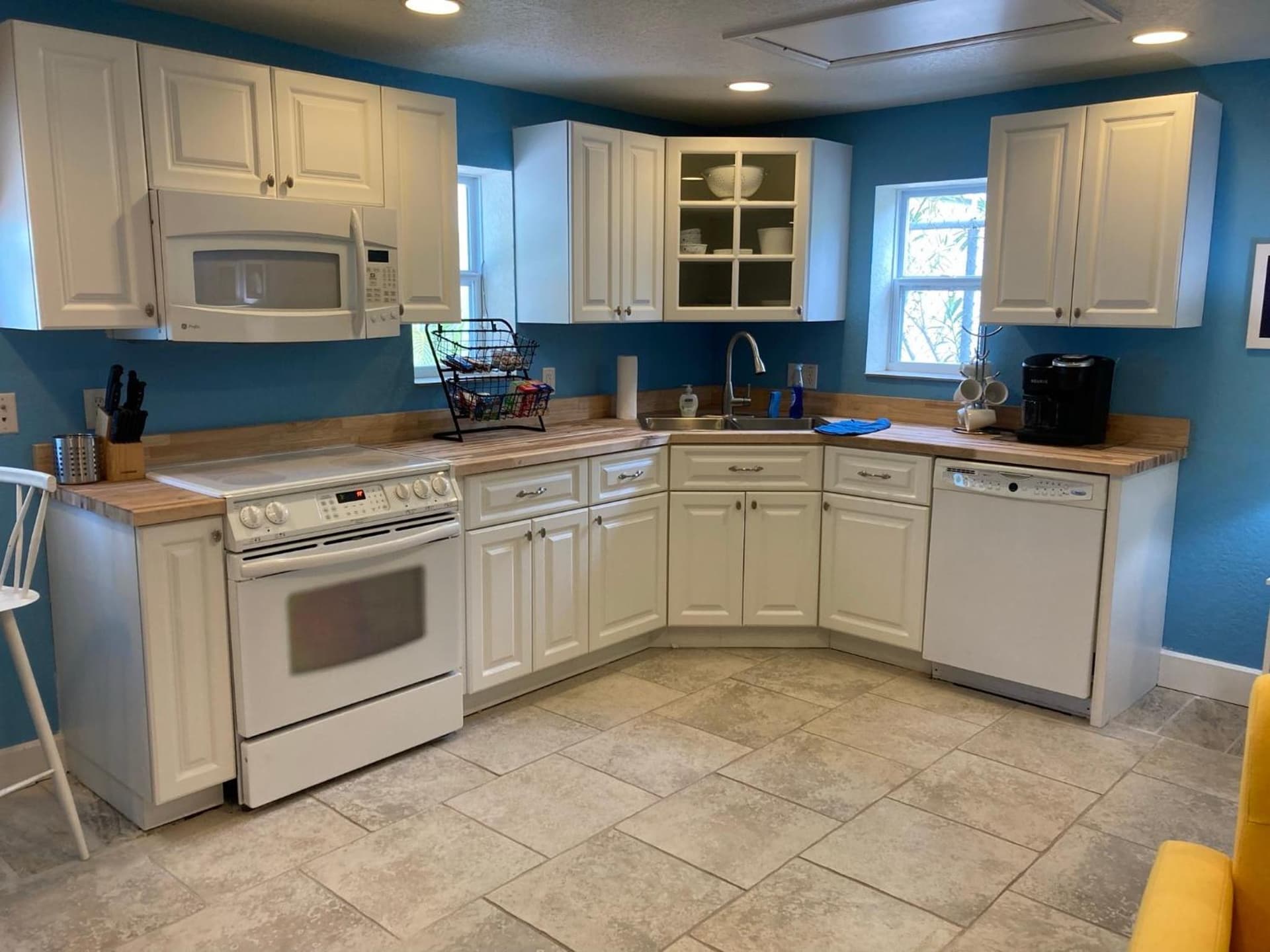 3Gulls Inn Ozona-Boutique Hotel-Steps from Restaurants & Brewery-SwimSpa Pool-Pet Friendly gallery photo in Palm Harbor, FL — image 57