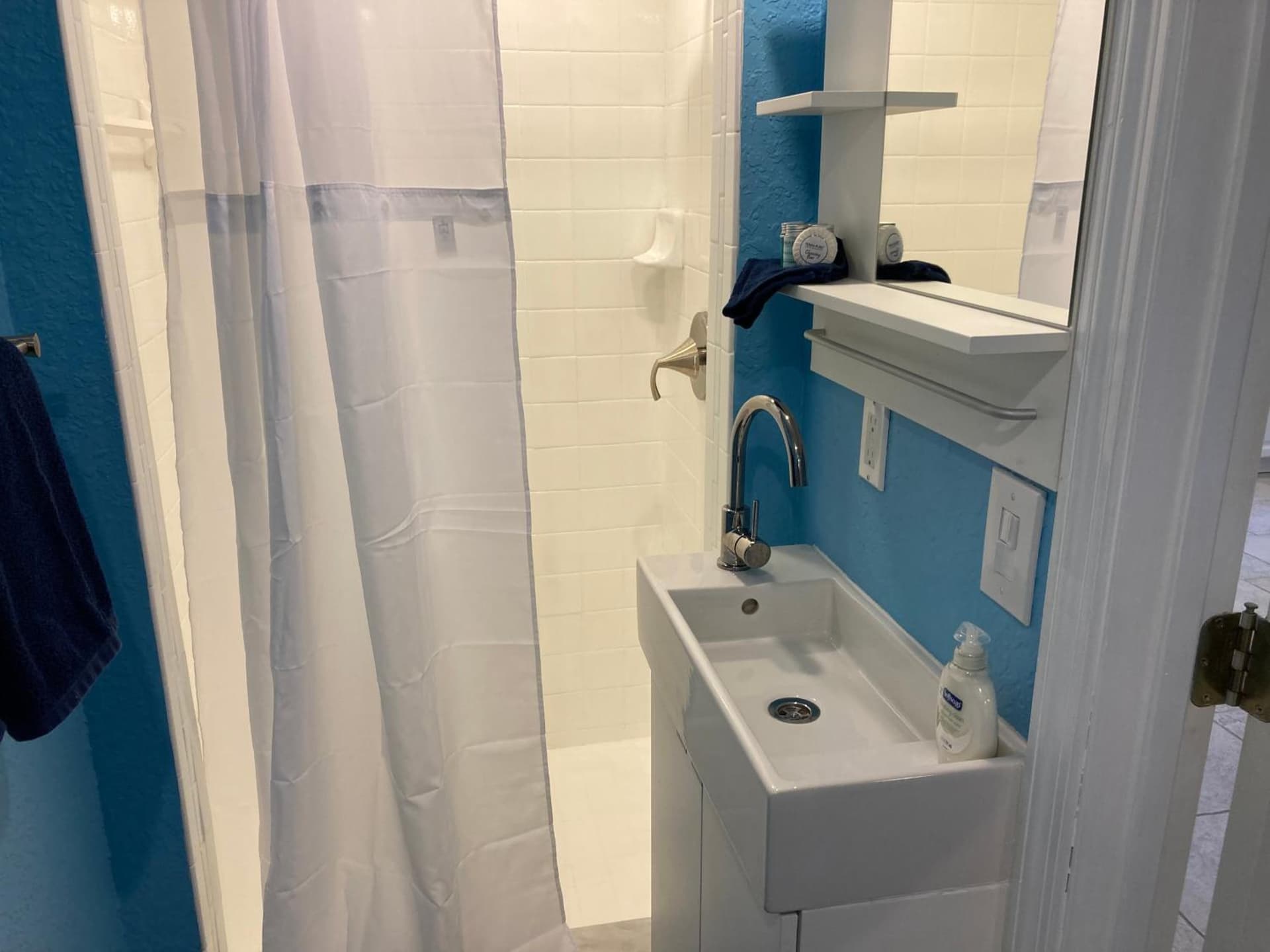 3Gulls Inn Ozona-Boutique Hotel-Steps from Restaurants & Brewery-SwimSpa Pool-Pet Friendly property views in Palm Harbor, FL — gallery photo 3